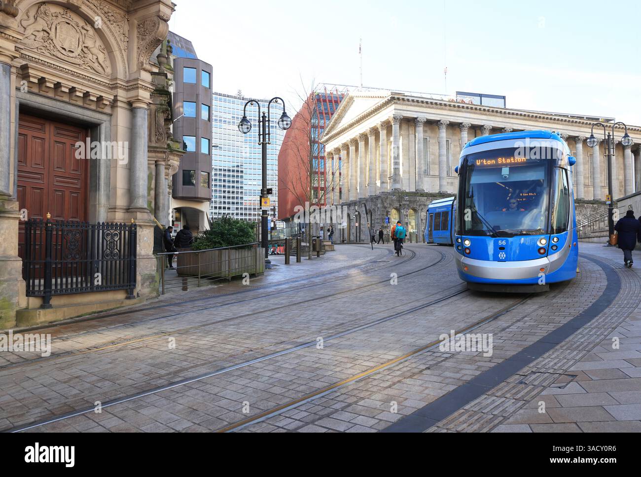 Tram della metropolitana che viaggiano vicino a Victoria Square, a Birmingham, West Midlands, Regno Unito Foto Stock