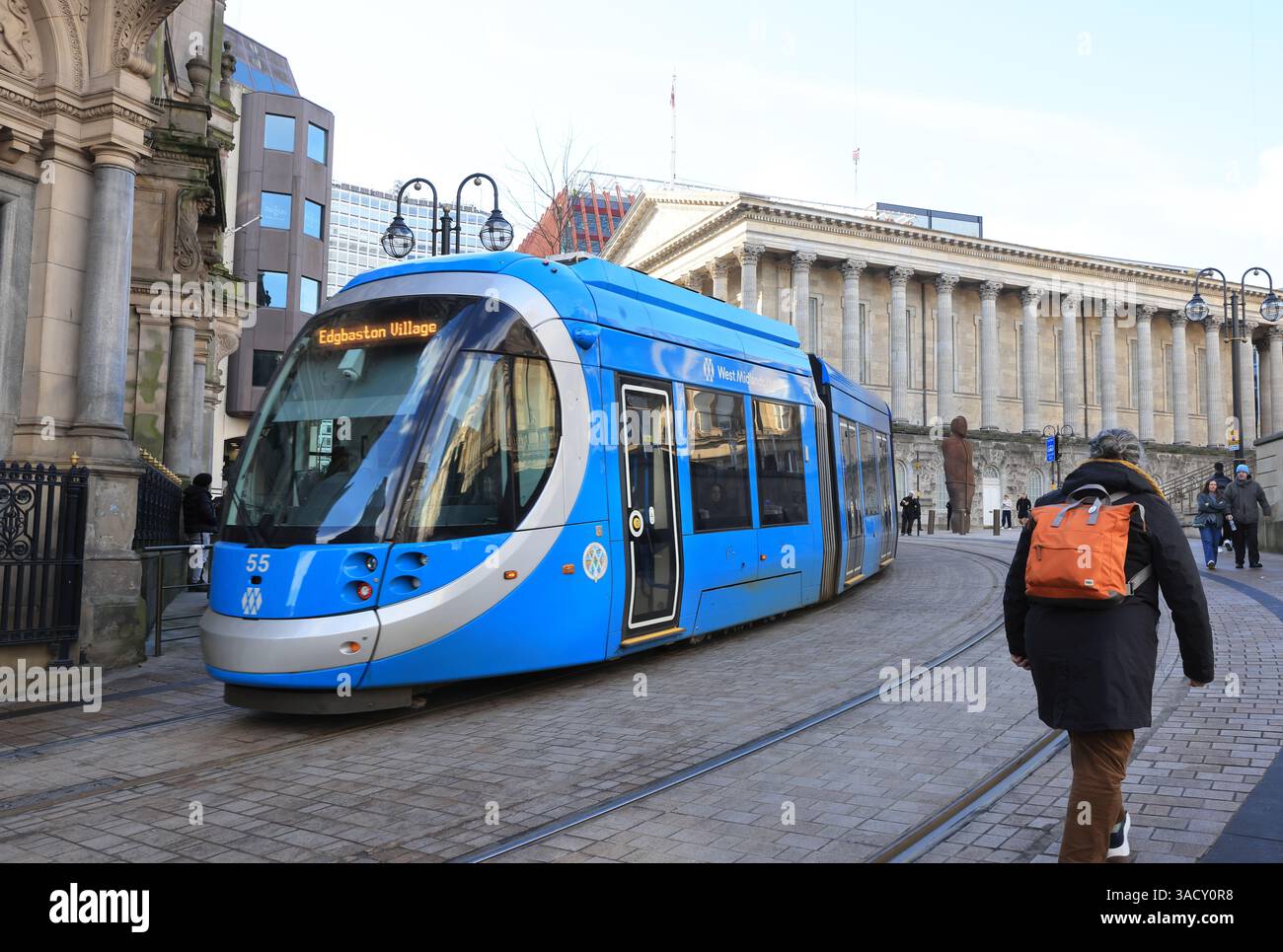 Tram della metropolitana che viaggiano vicino a Victoria Square, a Birmingham, West Midlands, Regno Unito Foto Stock