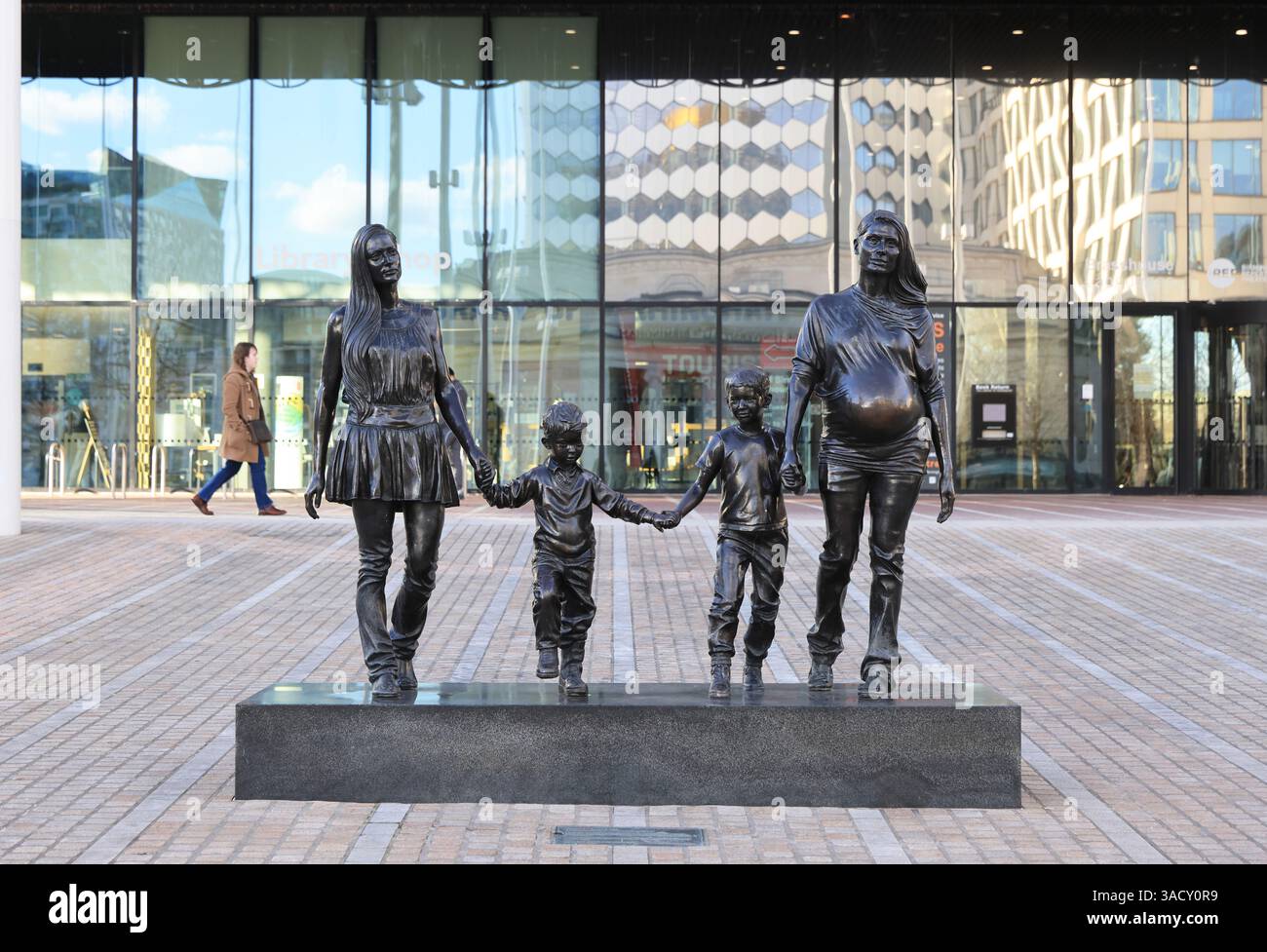 Gillian Waring's A Real Birmingham Family 2014, la famiglia Jones, 2 sorelle e i loro figli selezionati per essere il soggetto di una scultura pubblica. Foto Stock