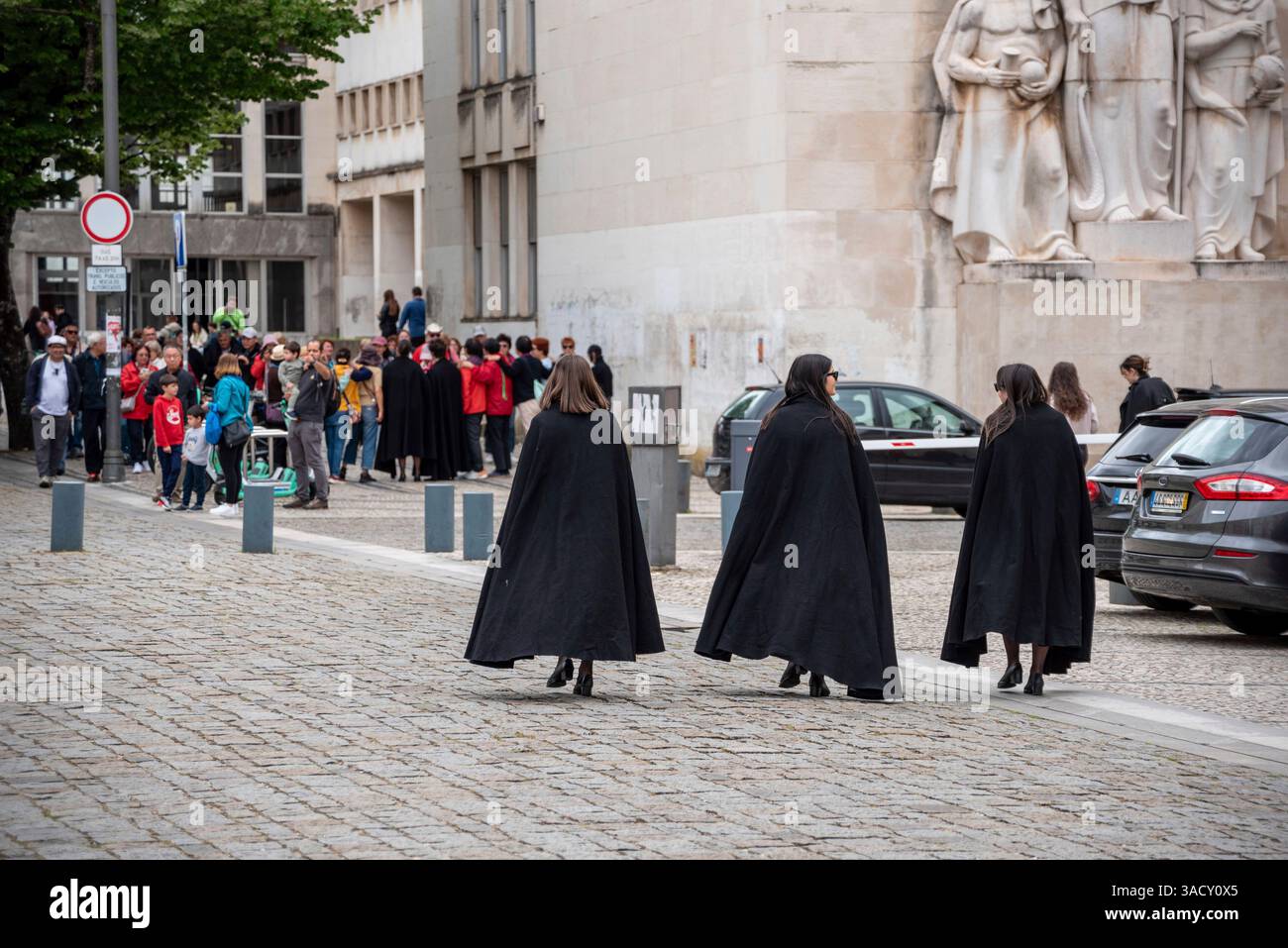 Coimbra, Portogallo, tre studentesse vestite con abiti tradizionali dell'università di Coimbra, Portogallo Foto Stock