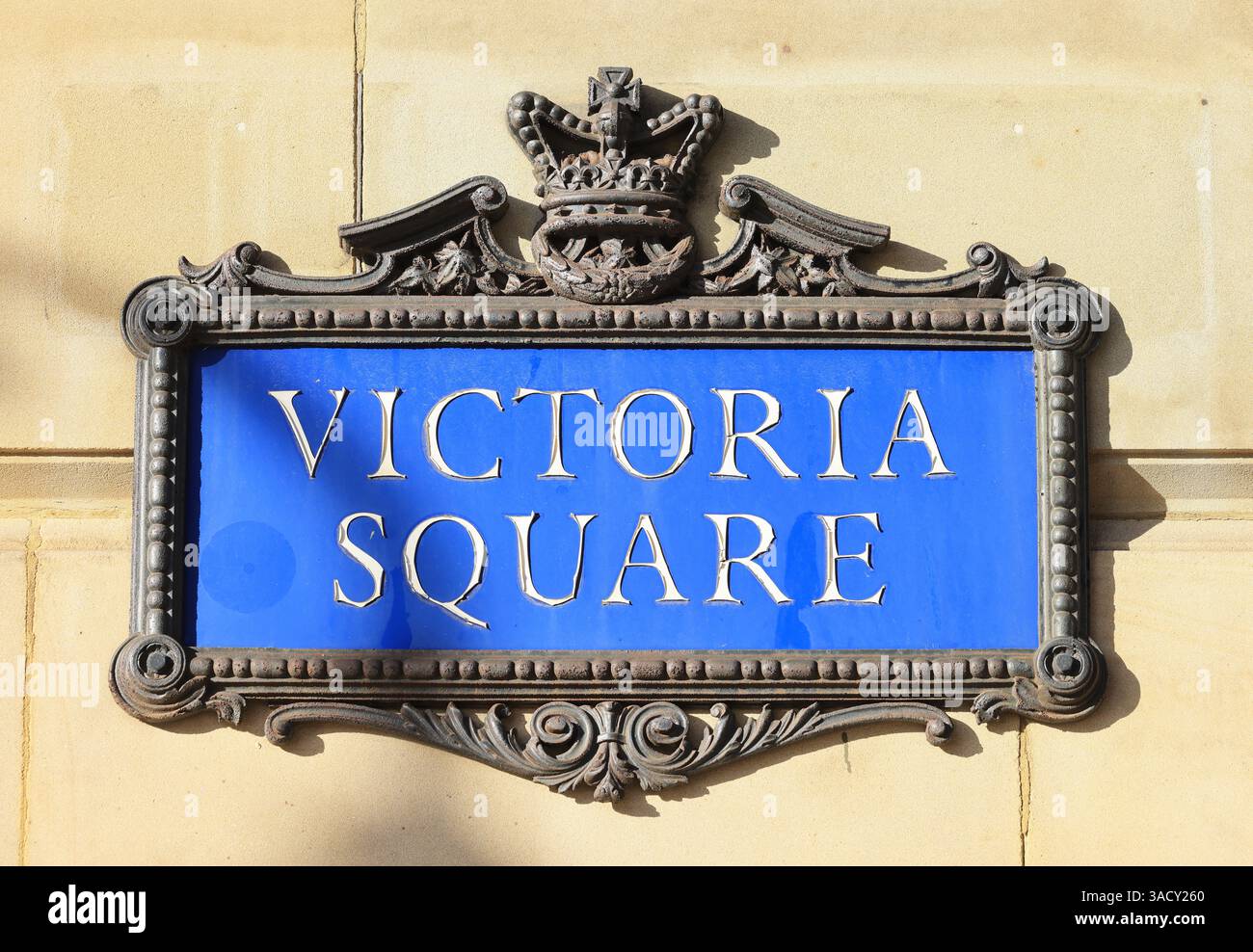 Sole invernale su Victoria Square, il punto focale del centro città, sede del municipio e della Council House, Birmingham, East Midlands, Regno Unito Foto Stock