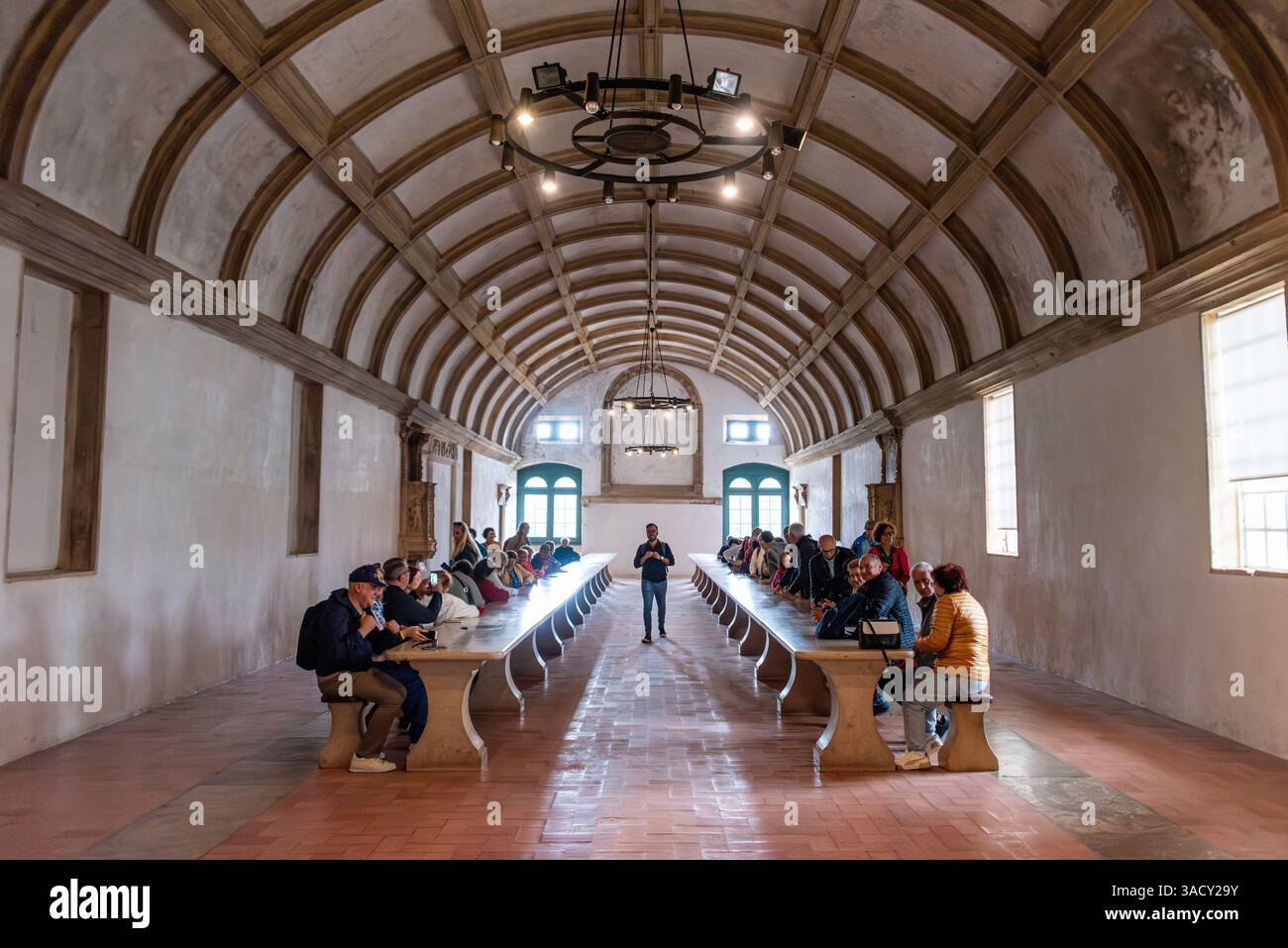 Tomar, Portogallo, turisti seduti nel gigantesco vecchio refettorio del Convento di Cristo a Tomar, Portogallo, il luogo in cui sono stati serviti i pasti Foto Stock