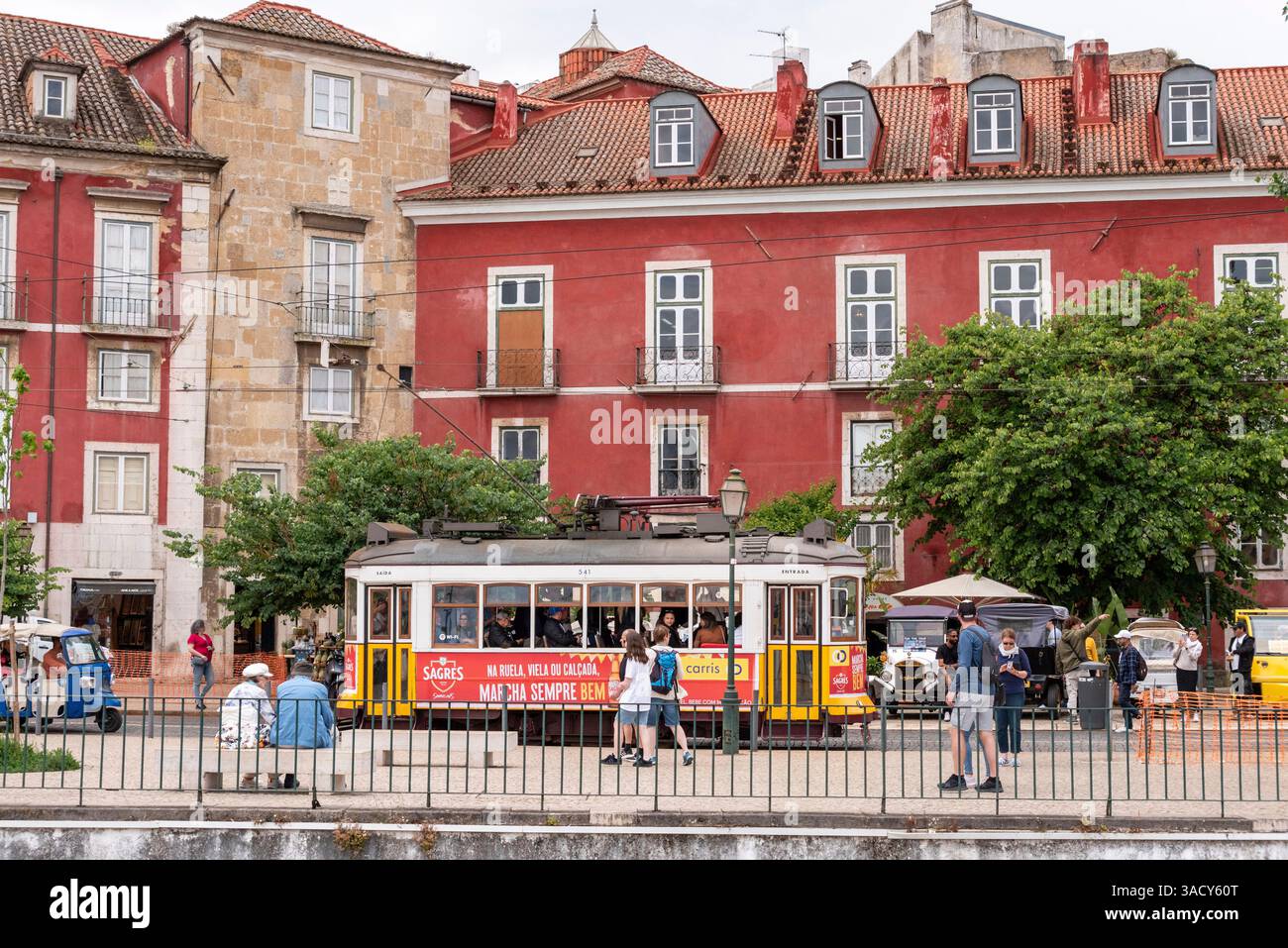 Lisbona, Portogallo, tradizionali e pittoresche case residenziali nel quartiere Alfama di Lisbona, uno storico tram di passaggio, Portogallo Foto Stock