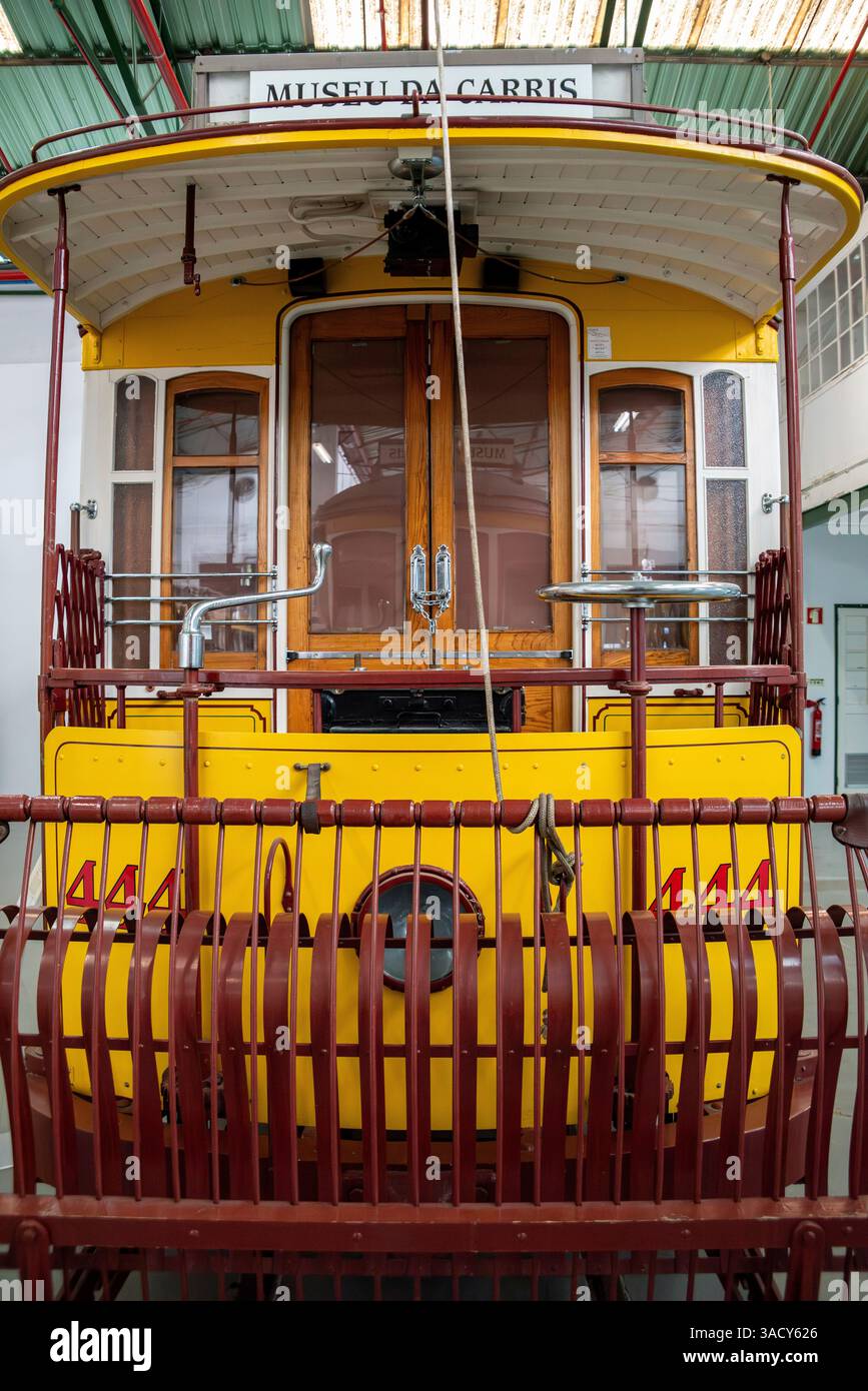Lisboa, Portogallo, Vista ravvicinata della parte anteriore di un vecchio tram storico di Lisbona, Portogallo Foto Stock