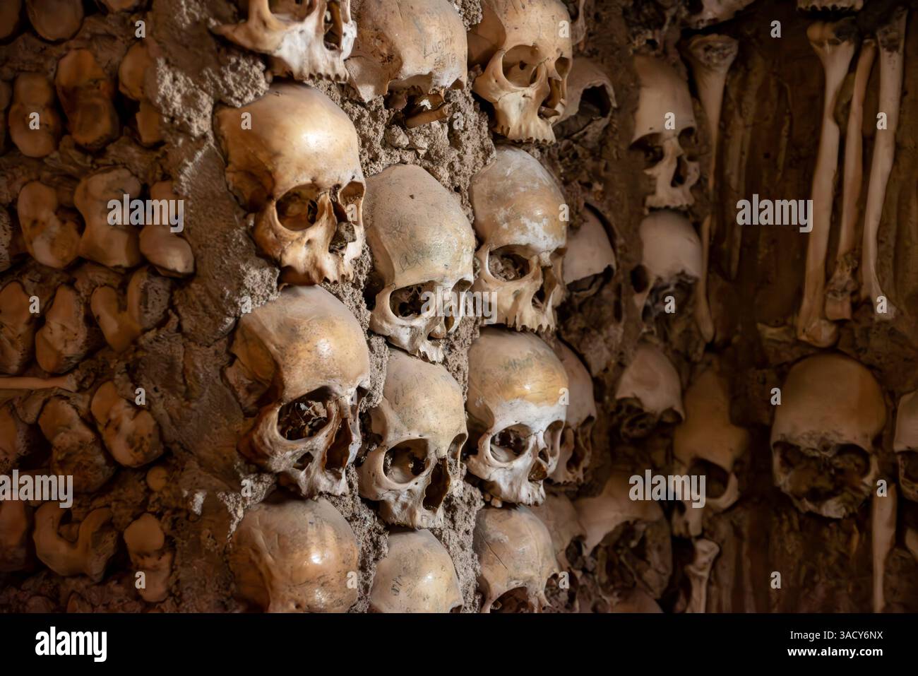 Evora, Portogallo, la Cappella delle ossa della chiesa di San Francesco a Evora, Portogallo, costruita con ossa di monaci Foto Stock