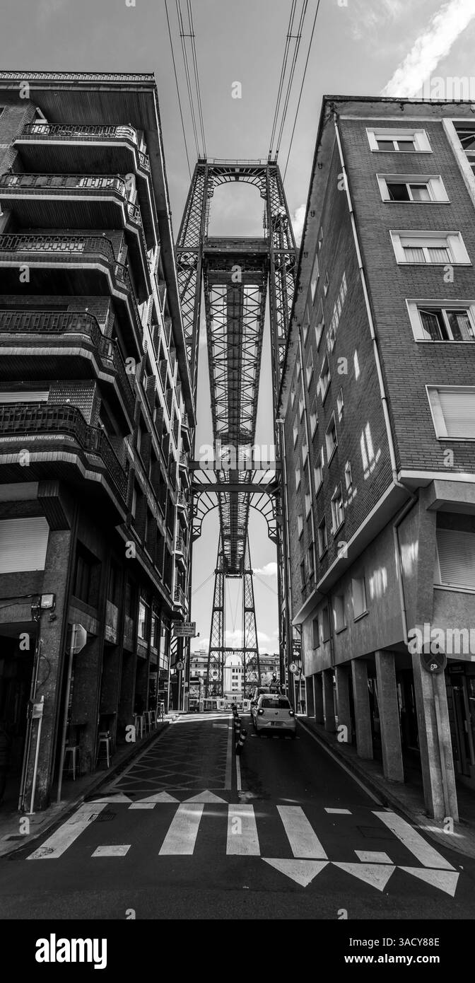 Pilone del famoso ponte Vizcaya a Portugalete vicino a Bilbao, un ponte di trasporto patrimonio dell'umanità dell'UNESCO progettato da Alberto Palacio, situato nella regione autonoma dei Paesi baschi Foto Stock