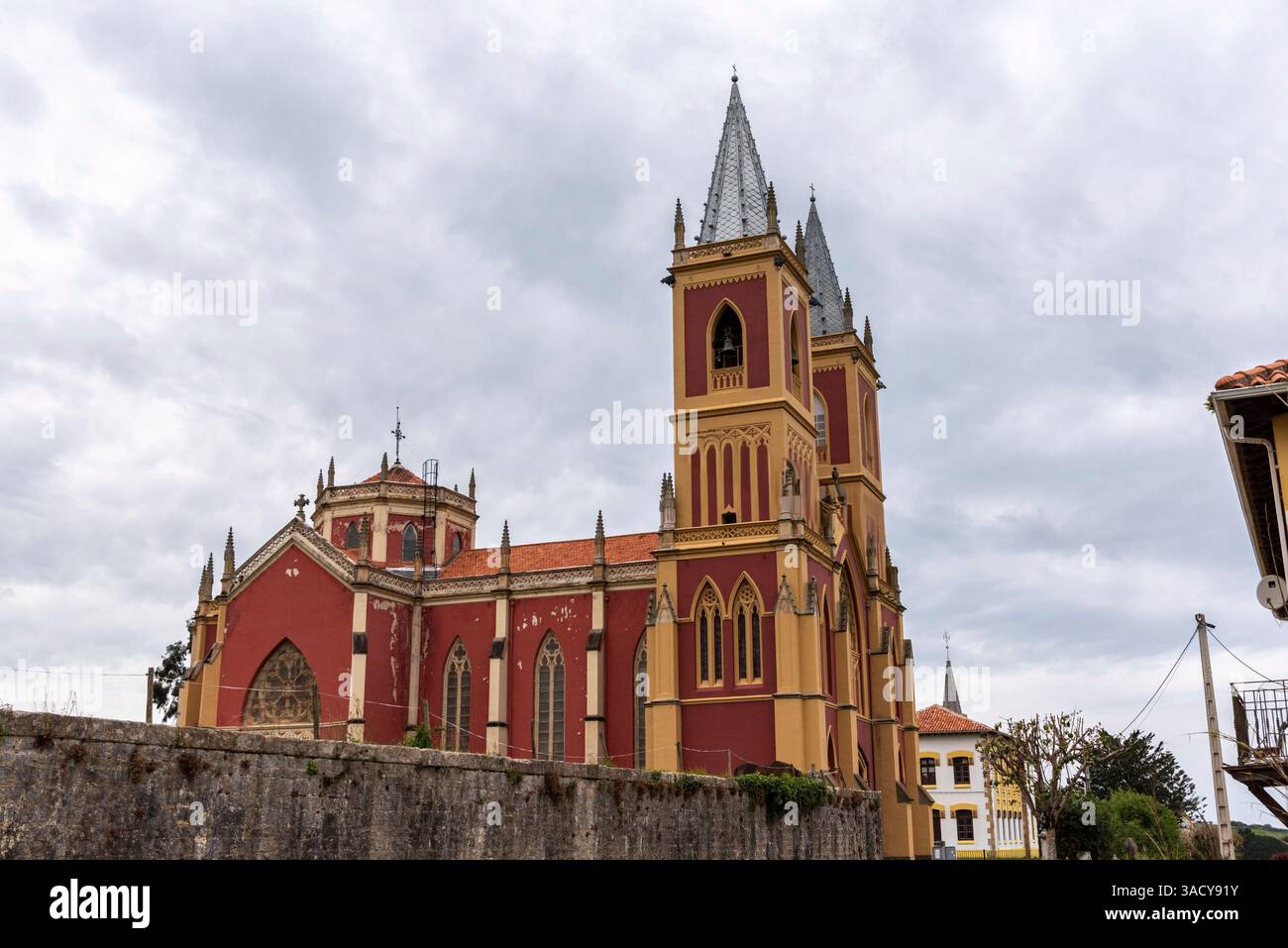 Chiesa Neo gotica di San Pietro a Cobreces in Cantabria, Spagna settentrionale Foto Stock