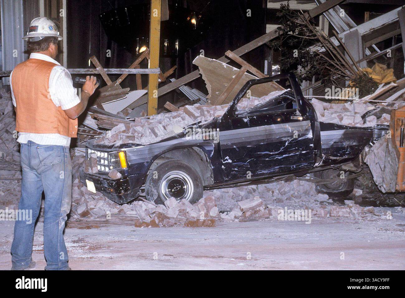 Rilevamento dei danni causati dal terremoto di Loma Prieta a Hollister, martedì 17 ottobre 1989 (immagine di credito: Monterey Herald/ZUMAPRESS.com) Foto Stock
