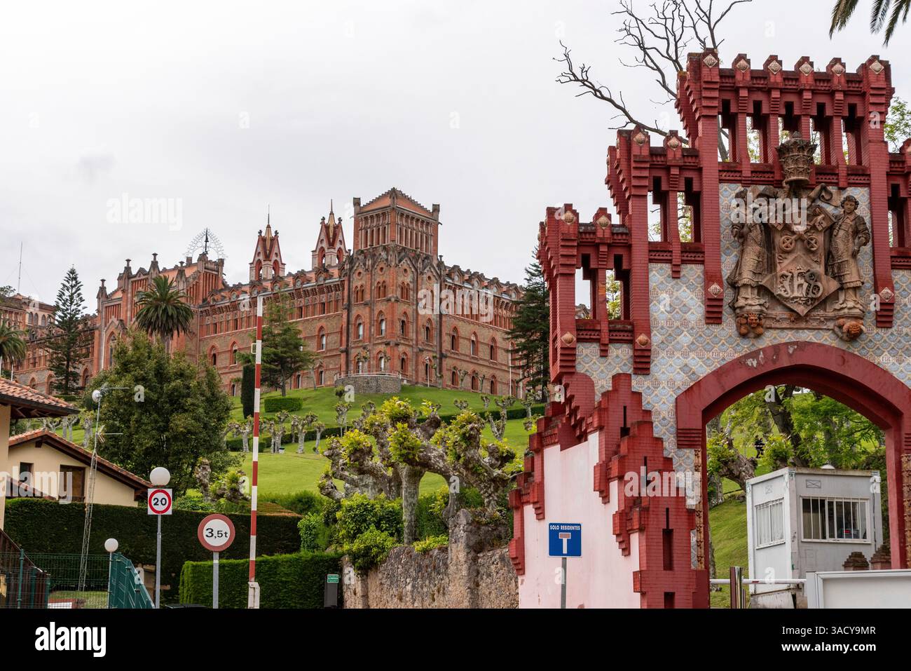 La famosa porta Portalada presso la Fondazione Comillas, Centro Internazionale di studi superiori spagnoli, Università della Cantabria, Spagna settentrionale Foto Stock