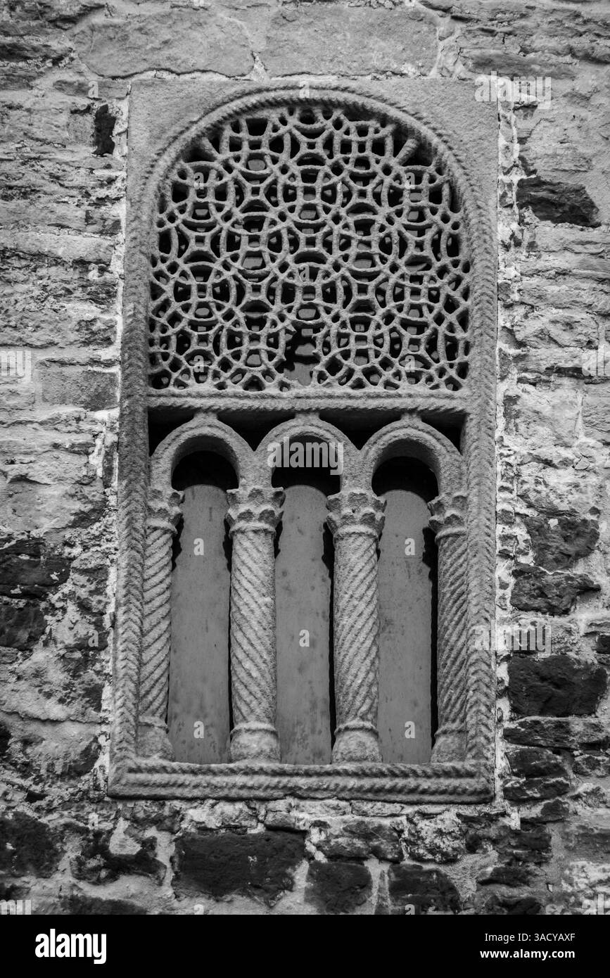 Dettaglio architettonico della chiesa romanica di San Miguel de Lillo a Oviedo, patrimonio dell'umanità dell'UNESCO, delle Asturie nel nord della Spagna Foto Stock