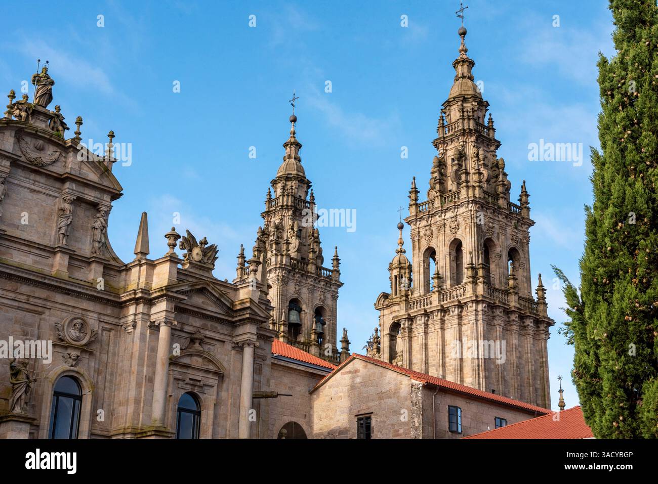 Ricco campanile classico decorato della famosa cattedrale di Santiago de Compostela, regione della Galizia in Spagna Foto Stock