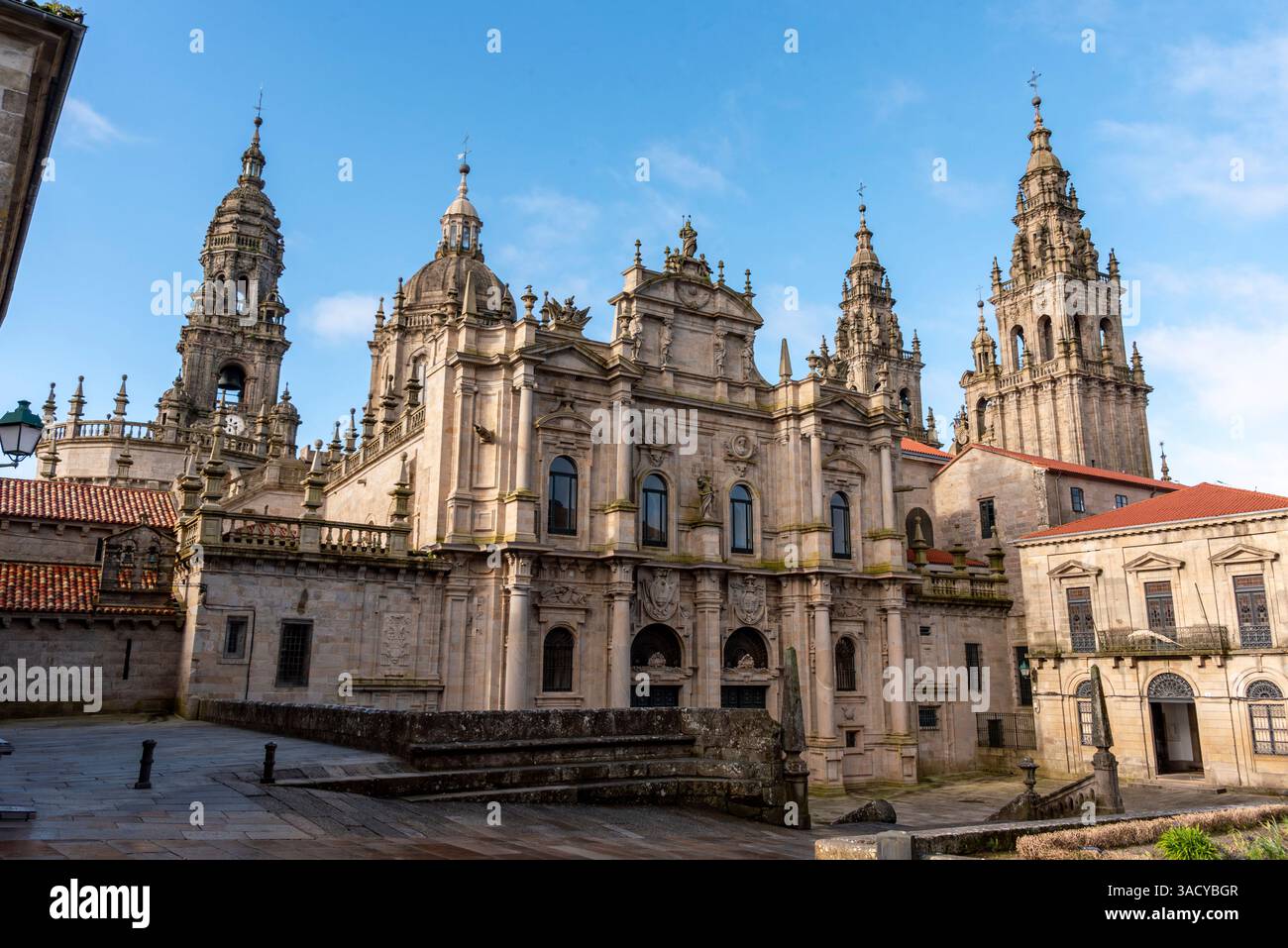 Ricca facciata settentrionale classica decorata della famosa cattedrale di pellegrinaggio Santiago de Compostela in Galizia, Spagna Foto Stock