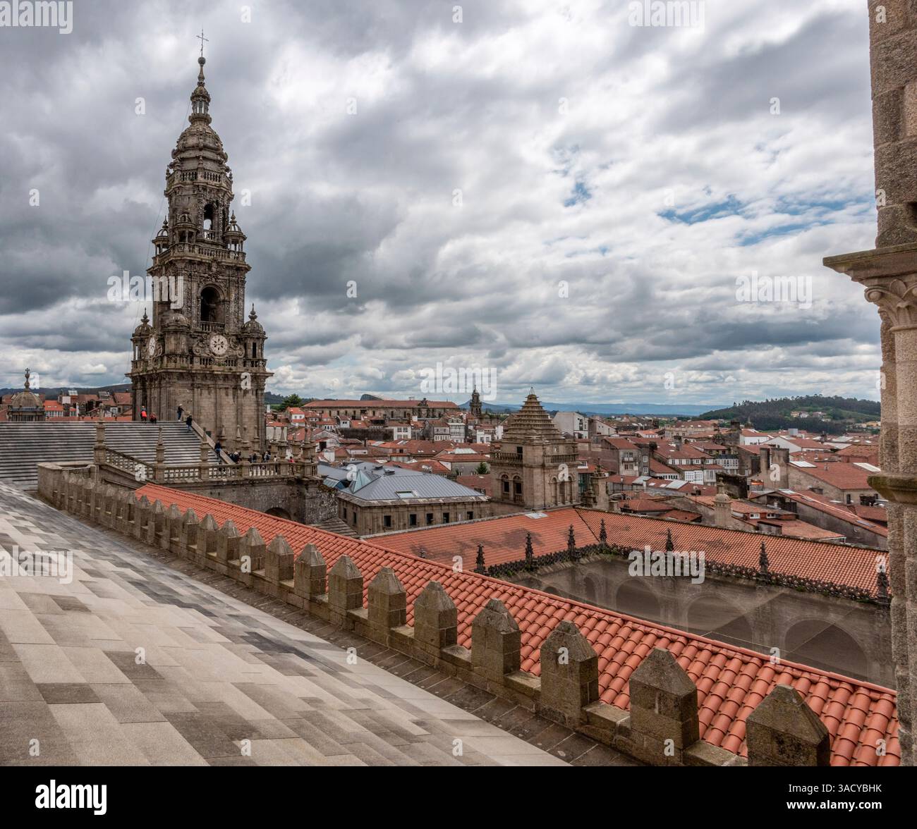 Ricco campanile classico decorato della famosa cattedrale di Santiago de Compostela, regione della Galizia in Spagna Foto Stock