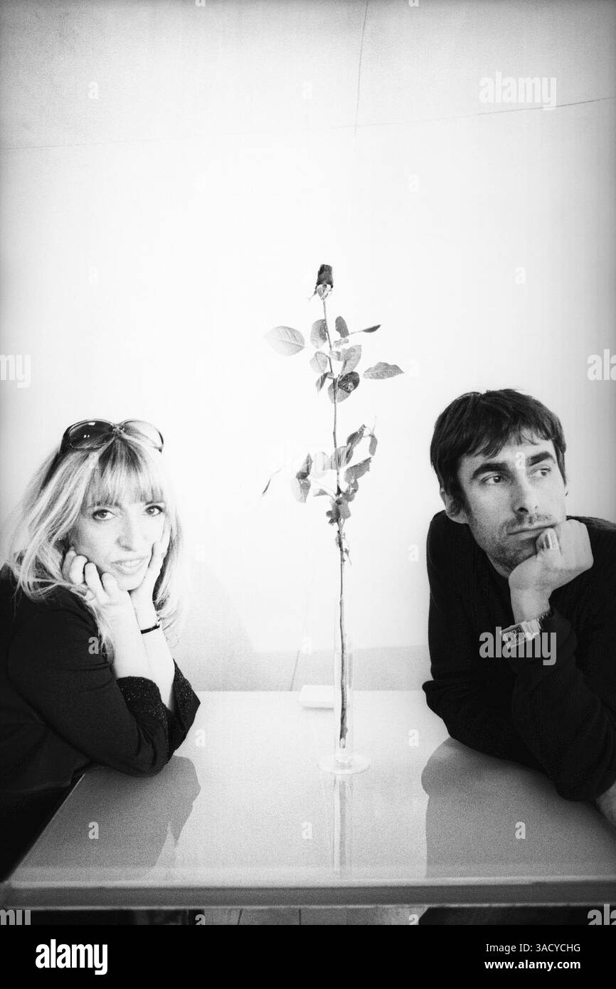 22 marzo 2002; Parigi, FRANCIA; banda francese RINOCEROSE, da Montpellier, è stata fondata dagli psicologi JEAN-PHILIPPE & PATOU. Lontani dalla pubblicità di Parigi, hanno iniziato a creare il loro suono in un momento in cui la cultura della danza era praticamente sconosciuta in Francia. Nel 2002 pubblicarono il loro secondo album "Music Kills me", un mix di rock & House degli anni '70. (Immagine di credito: DAPR/ZUMAPRESS.com) Foto Stock