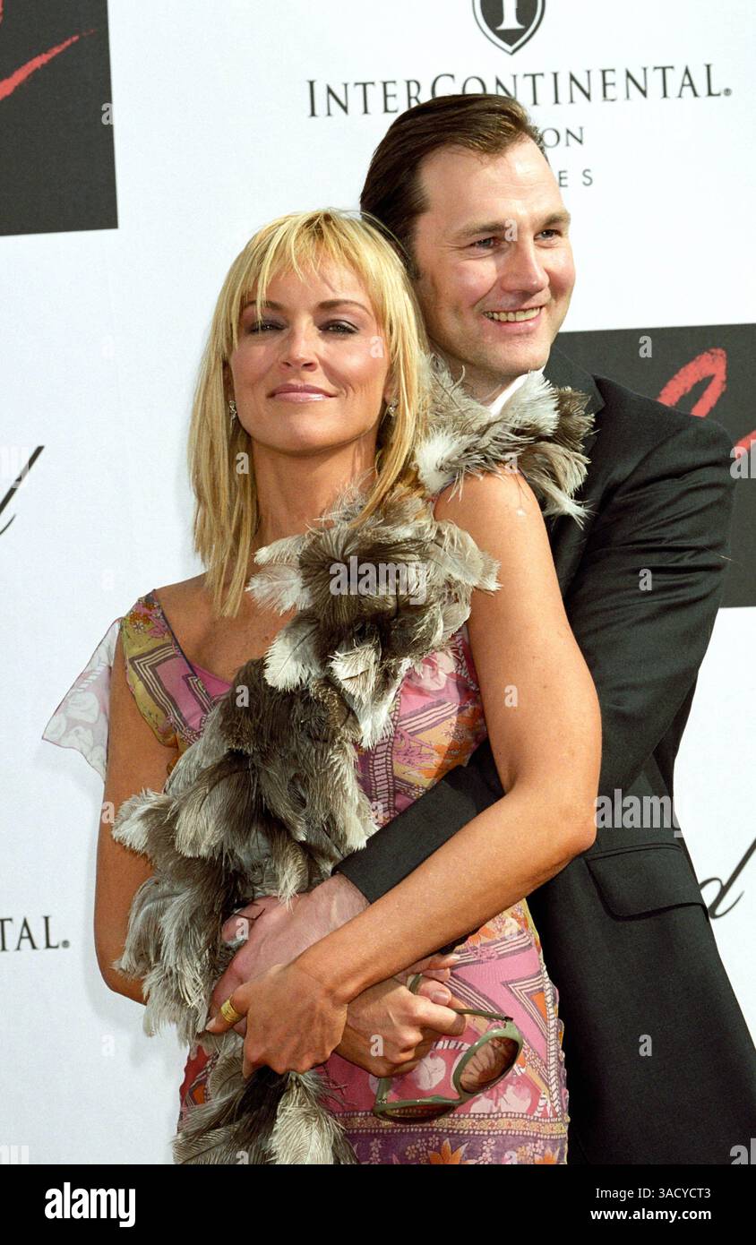 16 maggio 2005; Cannes, FRANCIA; l'attrice SHARON STONE e DAVID MORRISSEY al "Basic Instinct 2" photocall al 58° Festival annuale di Cannes. (Immagine di credito: Frederic Injimbert/ZUMAPRESS.com) Foto Stock