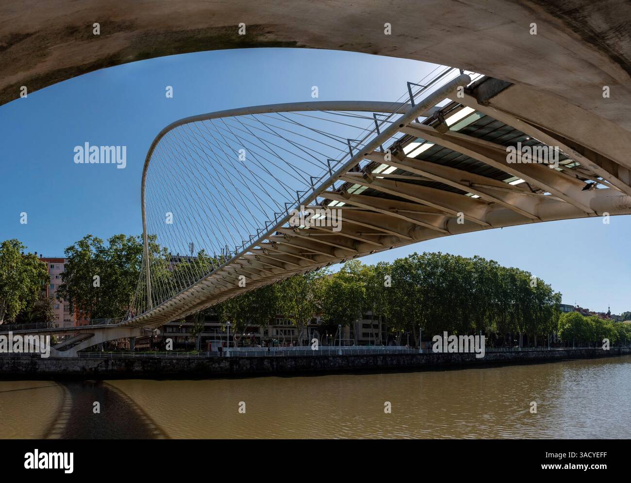Bilbao, Spagna, l'iconico ponte Zubizuri si estende sul tranquillo fiume Nervion a Bilbao, Spagna Foto Stock