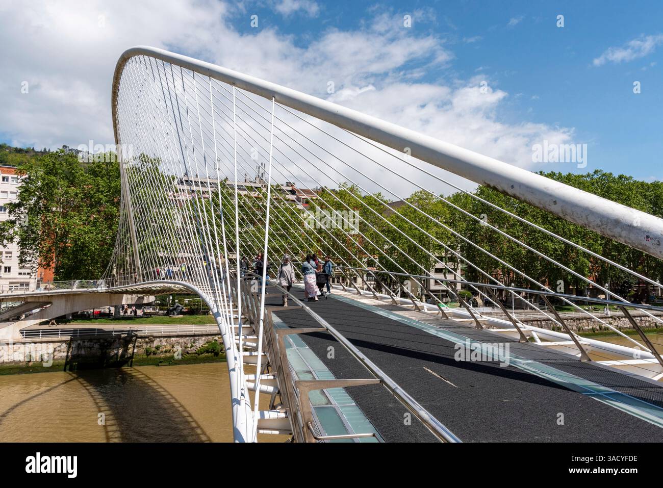 Bilbao, Spagna, l'iconico ponte Zubizuri si estende sul tranquillo fiume Nervion a Bilbao, Spagna Foto Stock