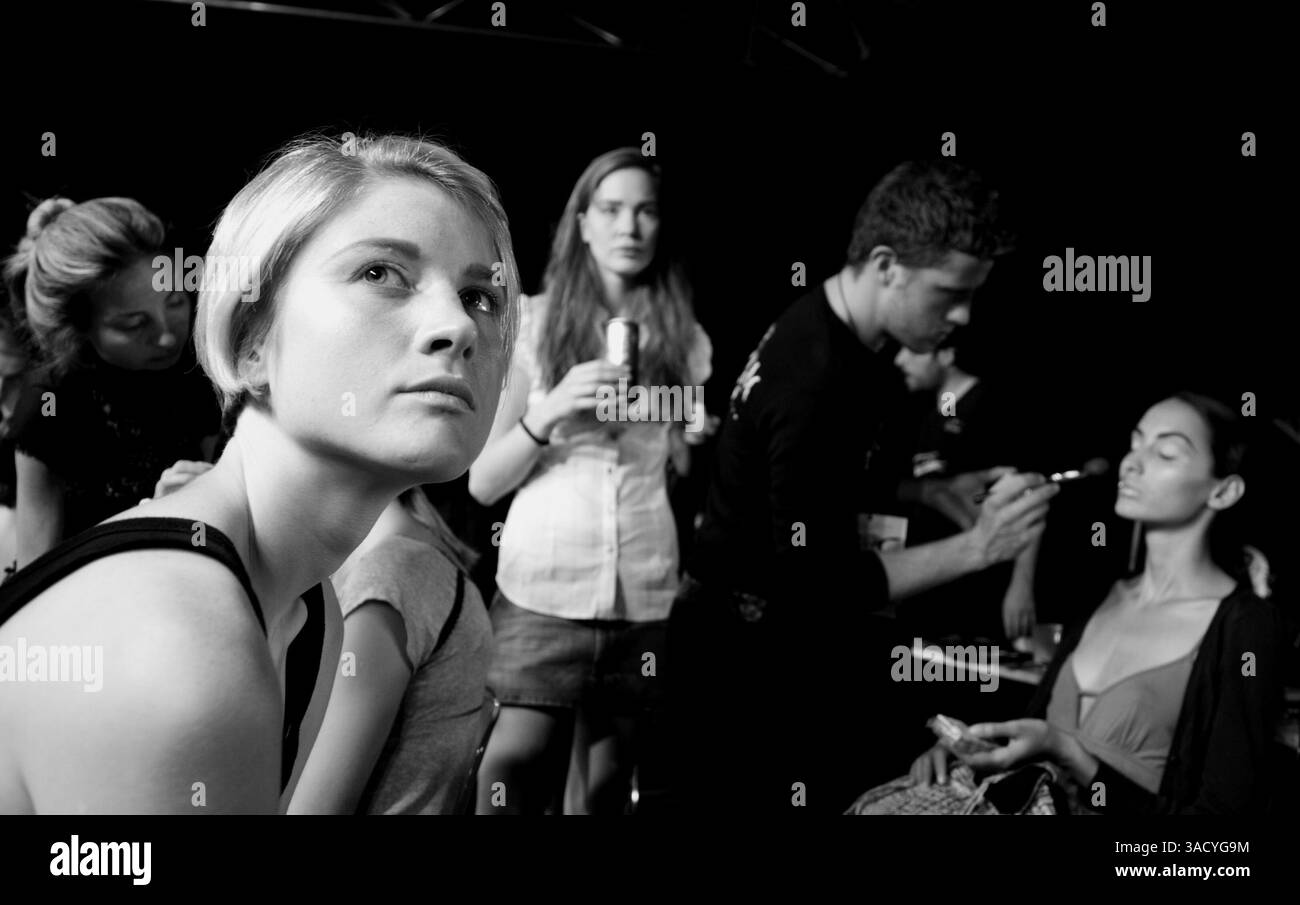 10 lug 2008 - Roma, Italia - le modelle aspettano nel backstage del make-up e dei capelli alla settimana della moda di Roma 2008 luglio (Credit Image: Evandro Inetti/ZUMAPRESS.com) Foto Stock