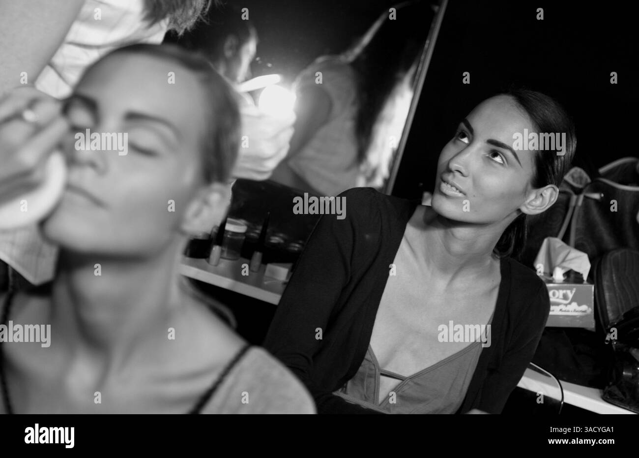 10 lug 2008 - Roma, Italia - le modelle fanno il make-up e i capelli nel backstage della settimana della moda di Roma 2008 luglio (Credit Image: Evandro Inetti/ZUMAPRESS.com) Foto Stock