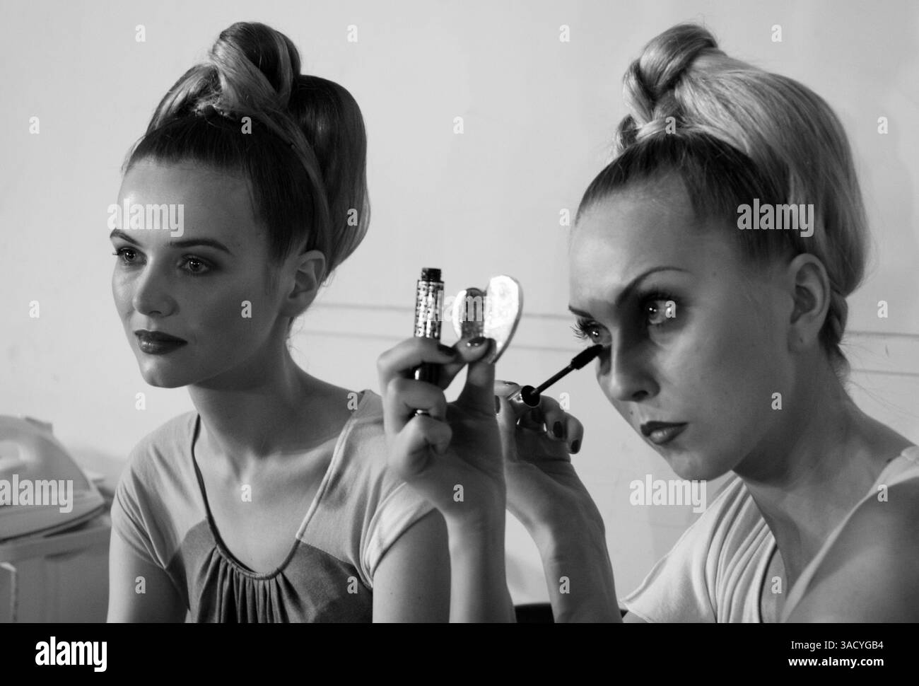 10 lug 2008 - Roma, Italia - le modelle fanno ritocchi sul make-up e sui capelli nel backstage della settimana della moda di Roma 2008 luglio (Credit Image: Evandro Inetti/ZUMAPRESS.com) Foto Stock