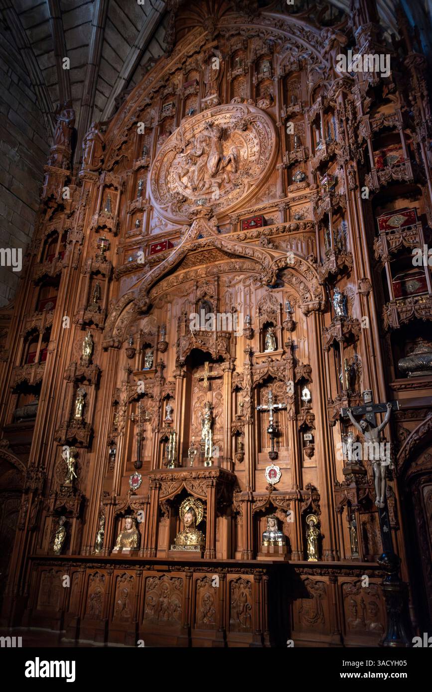 Santiago de Compostela, Spagna, splendido altare in legno nel museo della cattedrale di Santiago de Compostela Foto Stock