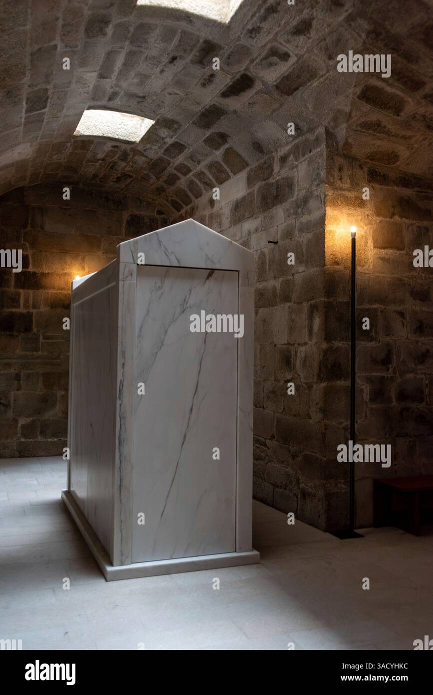 Santiago de Compostela, Spagna, Un sarcofago bianco nella cattedrale di Santiago de Compostela, Spagna Foto Stock