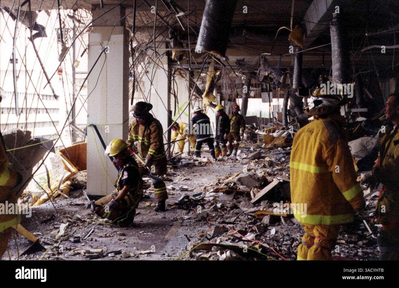 Aprile 2015 - file - il 19 aprile 1995, un'esplosione di camion-bomba fuori dall'Alfred P. Murrah Federal Building a Oklahoma City, Oklahoma, ha causato 168 morti e centinaia di feriti. L'esplosione fu scatenata dal militante anti-governo Timothy McVeigh, che nel 2001 fu giustiziato per i suoi crimini. Il suo co-cospiratore Terry Nichols è stato condannato a vita in prigione. Nella foto - 19 aprile 1995 - Oklahoma City, Oklahoma, U. S - gli sforzi di salvataggio dei bombardamenti di Oklahoma City presso il Murrah Federal Building, che ha causato 168 vittime ferite e decedute. (Immagine di credito: Steve Jennings/ZUMAPRESS.com) Foto Stock