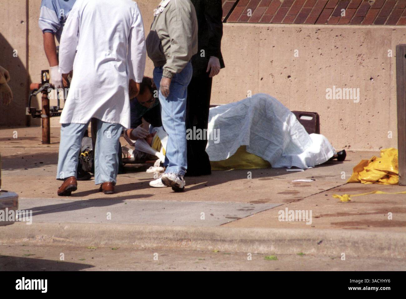 Aprile 2015 - file - il 19 aprile 1995, un'esplosione di camion-bomba fuori dall'Alfred P. Murrah Federal Building a Oklahoma City, Oklahoma, ha causato 168 morti e centinaia di feriti. L'esplosione fu scatenata dal militante anti-governo Timothy McVeigh, che nel 2001 fu giustiziato per i suoi crimini. Il suo co-cospiratore Terry Nichols è stato condannato a vita in prigione. Nella foto - 19 aprile 1995 - Oklahoma City, Oklahoma, U. S - Oklahoma City bombarda gli sforzi di salvataggio presso il Murrah Federal Building lavorano su una vittima. (Immagine di credito: Steve Jennings/ZUMAPRESS.com) Foto Stock
