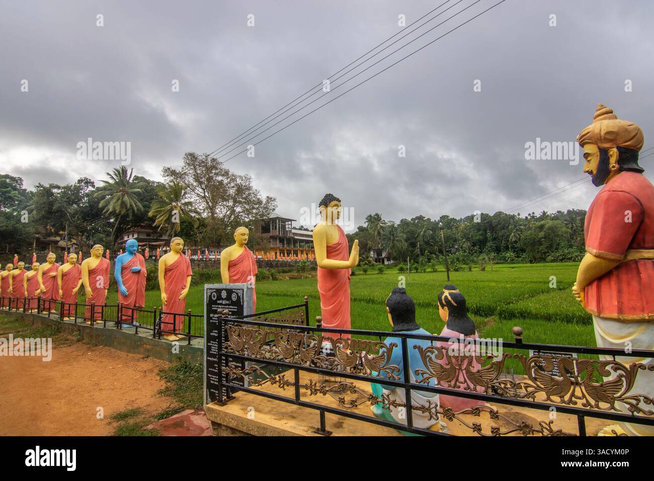 Tempio, figure colorate, Kandy, Nuwara Eliya, Sri Lanka, Asia Foto Stock