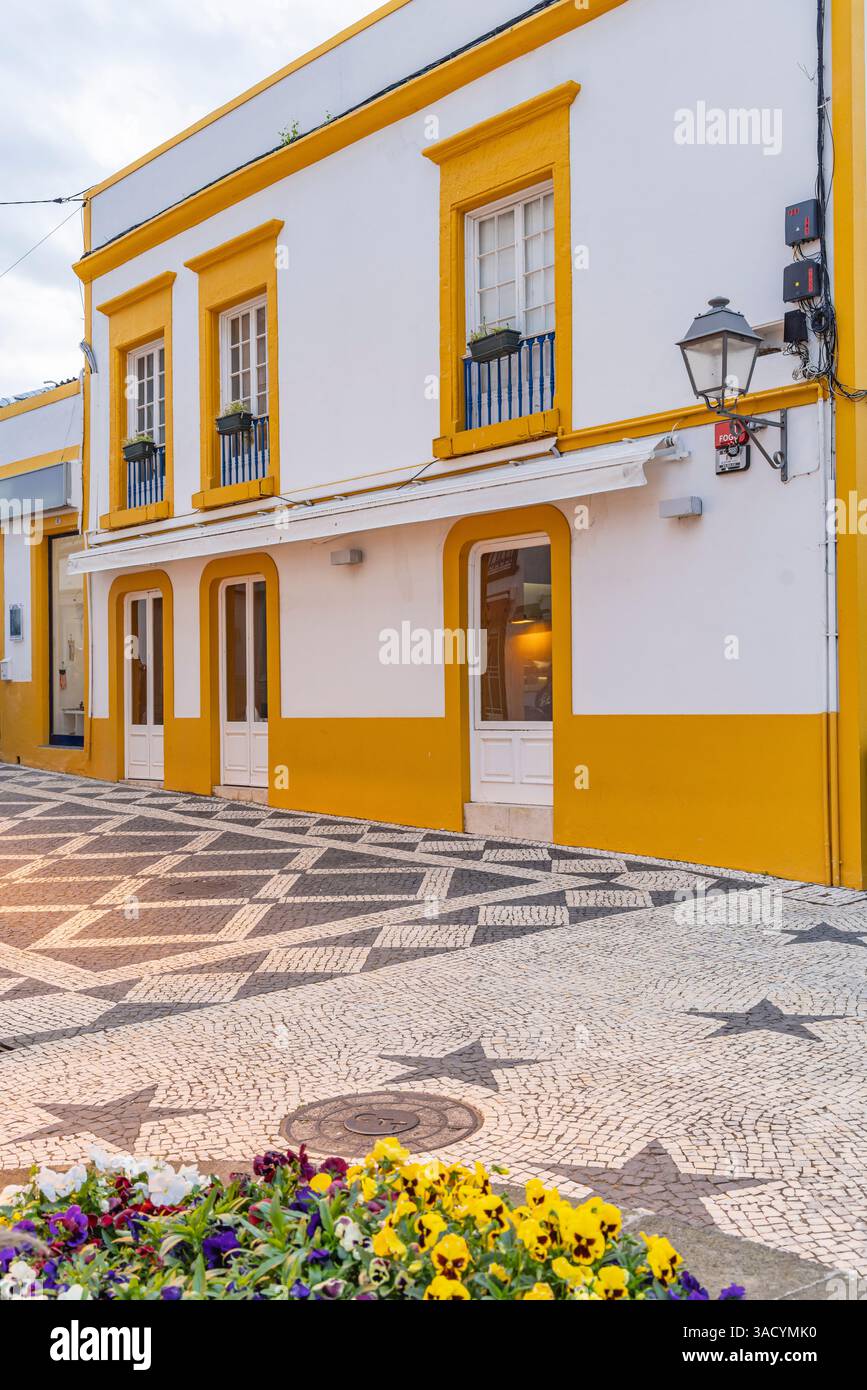 Ponta Delgada, Sao Miguel, Azzorre, Portogallo. 5 aprile 2022. Edificio giallo e bianco a Ponta Delgada. Solo per uso editoriale solo per uso editoriale. Foto Stock