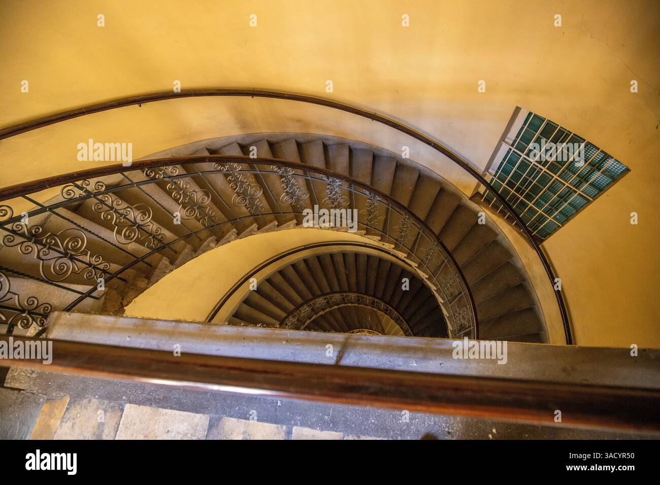 Vista verso l'alto, cortile interno di un blocco di case, tipico di questo tipo di edificio nella storica città di Budapest, Ungheria Foto Stock