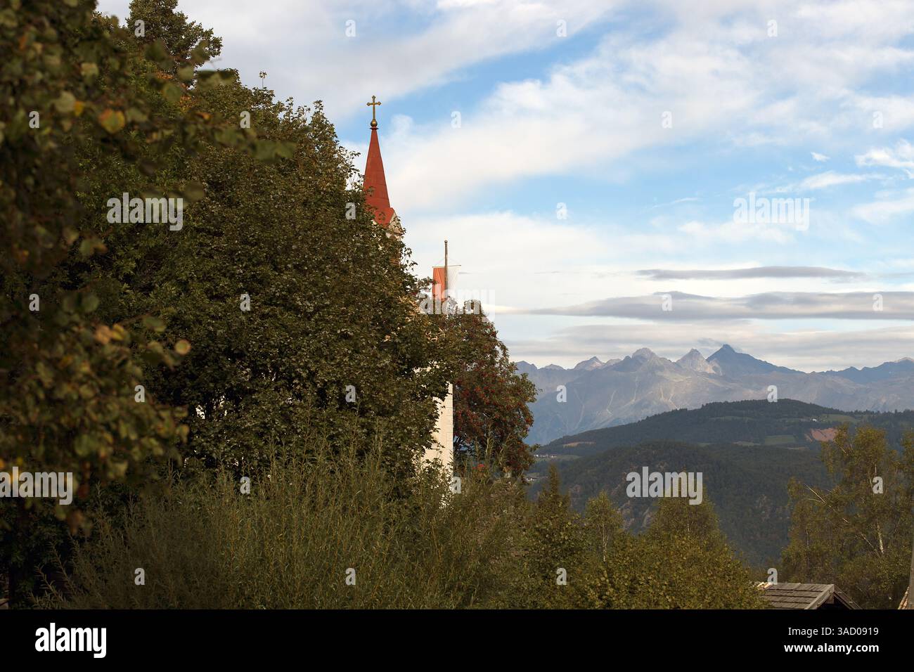 dolomiti italia montagne nuvole gesù legno Foto Stock