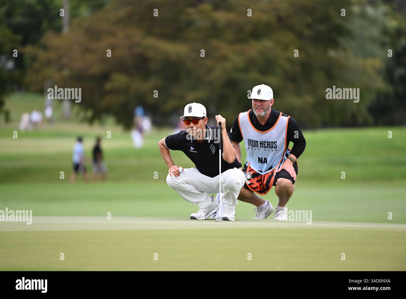 Doral, Stati Uniti. 4 aprile 2025. Kevin Na, Capitano degli Iron Heads GC, schiera un putt con il suo caddie durante il primo giorno del LIV Golf Invitational 2025 - Miami al Trump National Golf Course il 4 aprile 2025 a Doral, Florida. (Foto di JC Ruiz/Sipa USA) credito: SIPA USA/Alamy Live News Foto Stock