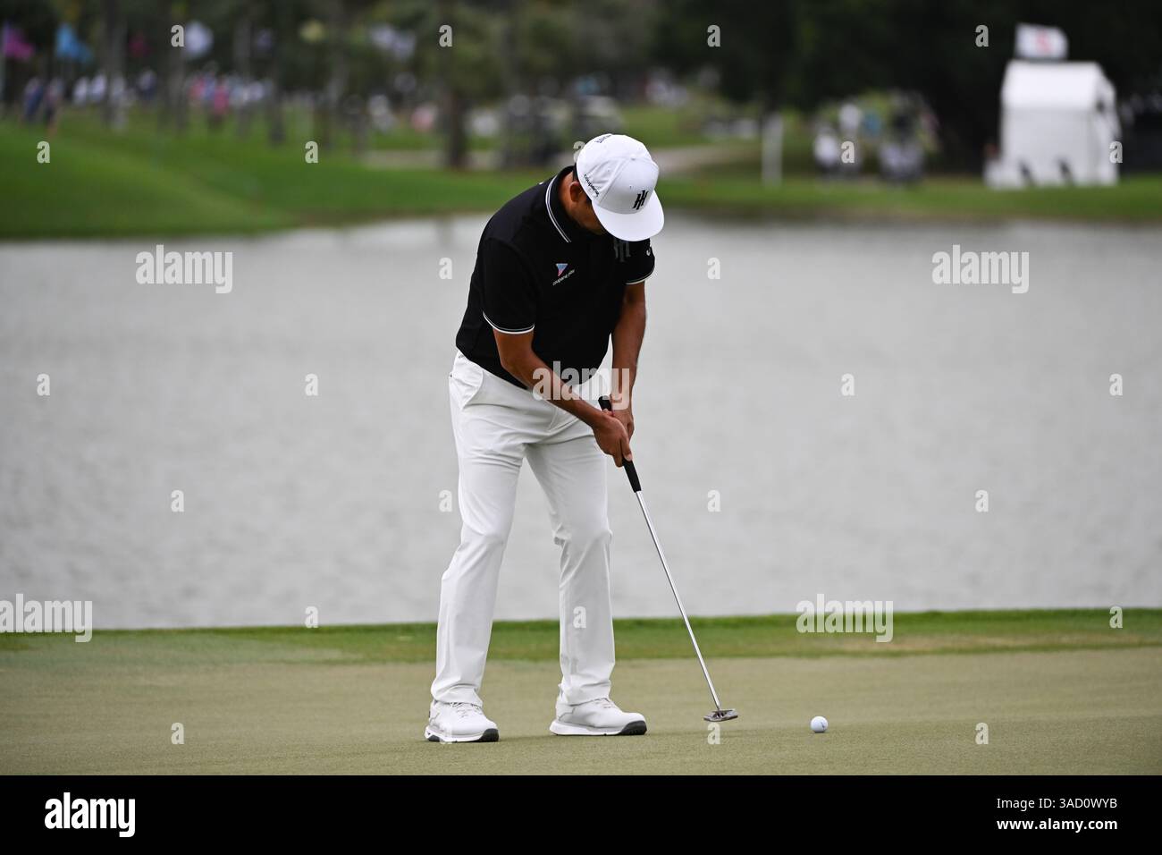 Doral, Stati Uniti. 4 aprile 2025. Kevin Na, capitano degli Iron Heads GC putts durante il primo giorno del LIV Golf Invitational 2025 - Miami al Trump National Golf Course il 4 aprile 2025 a Doral, Florida. (Foto di JC Ruiz/Sipa USA) credito: SIPA USA/Alamy Live News Foto Stock