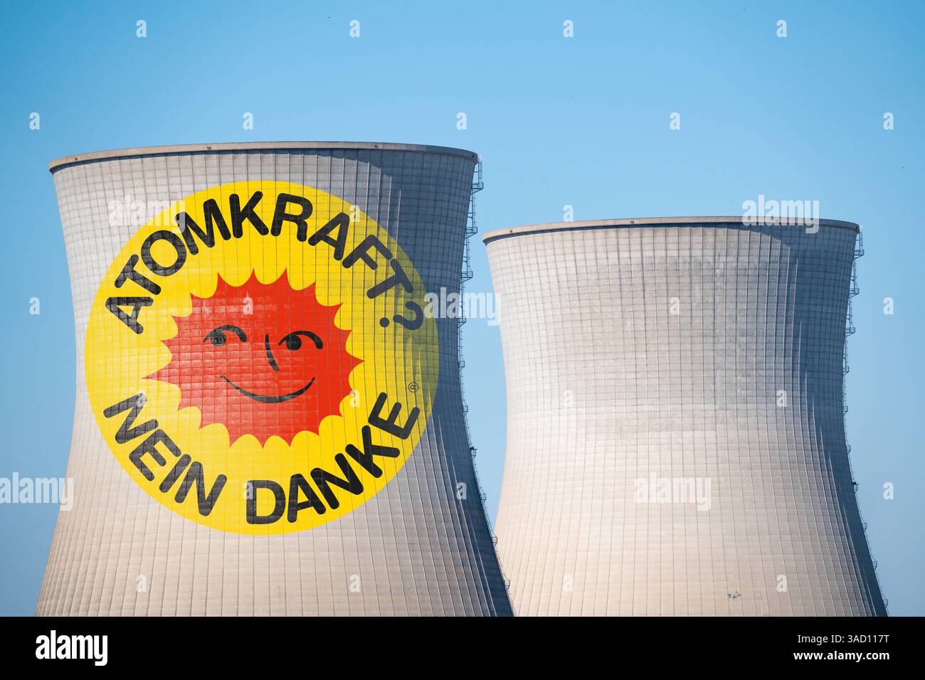 Grundremmingen, Baviera, Germania - 4 aprile 2025: FOTOMONTAGGIO, torre di raffreddamento della centrale nucleare di Grundremmingen in Baviera, dismessa, con il noto simbolo anti-nucleare: Energia nucleare No grazie *** FOTOMONTAGE, Kühlturm des stillgelegten Atomkraftwerks Grundremmingen a Bayern mit dem bekannten Anti-Atomkraft Symbol: Atomft Nein Danke Foto Stock