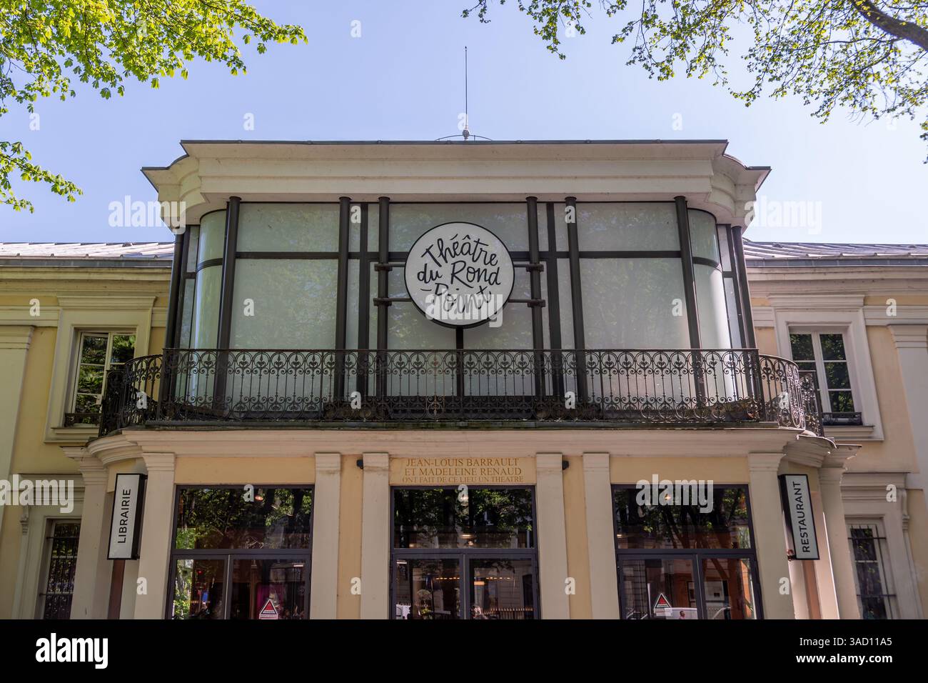 Vista esterna del Théâtre du Rond-Point. Il Théâtre du Rond-Point è un teatro parigino situato vicino agli Champs-Élysées di Parigi, in Francia Foto Stock
