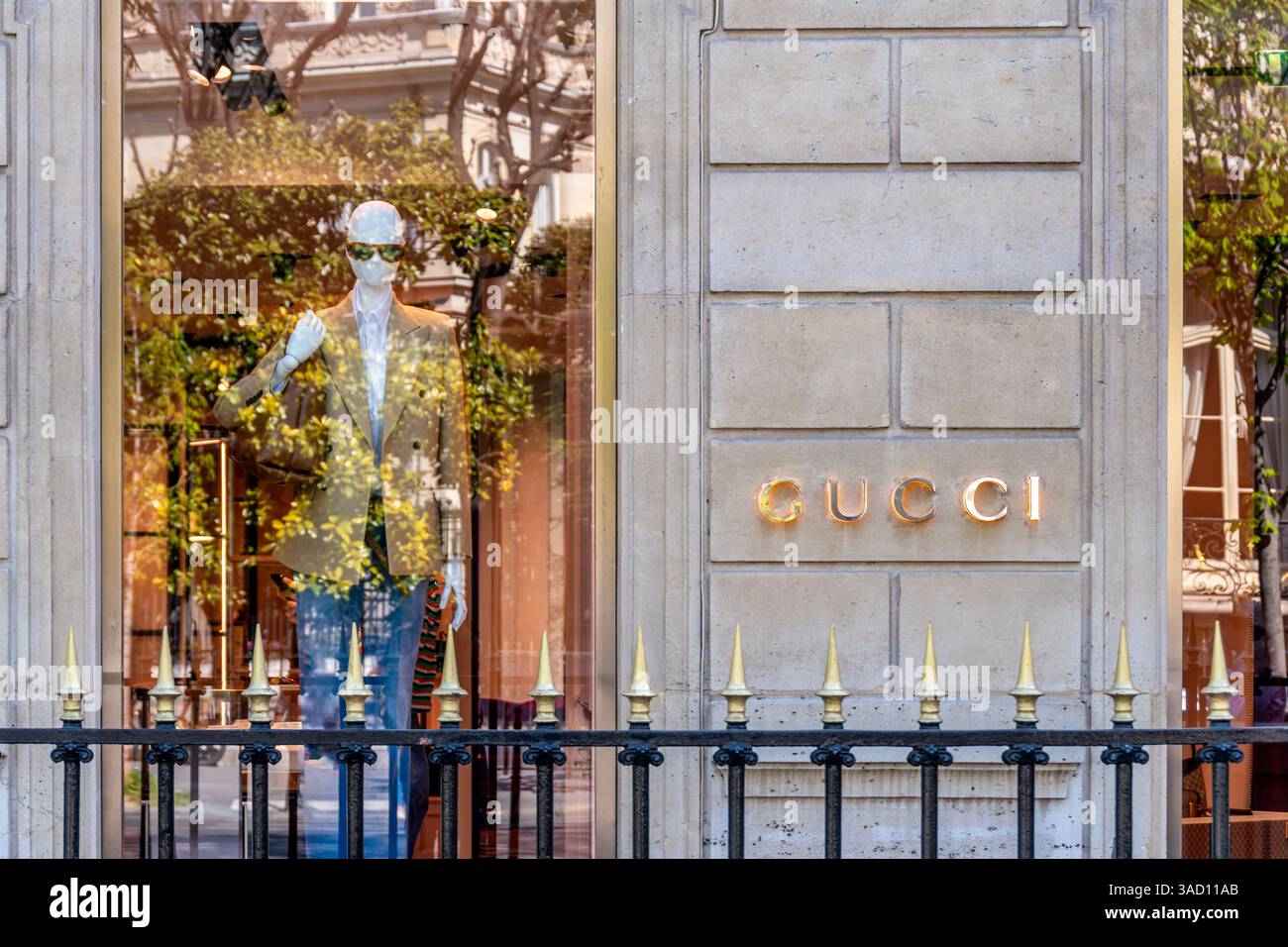 Vista esterna di un negozio Gucci nel quartiere Champs-Elysees di Parigi, Francia. Gucci è una famosa casa italiana di moda e lusso Foto Stock