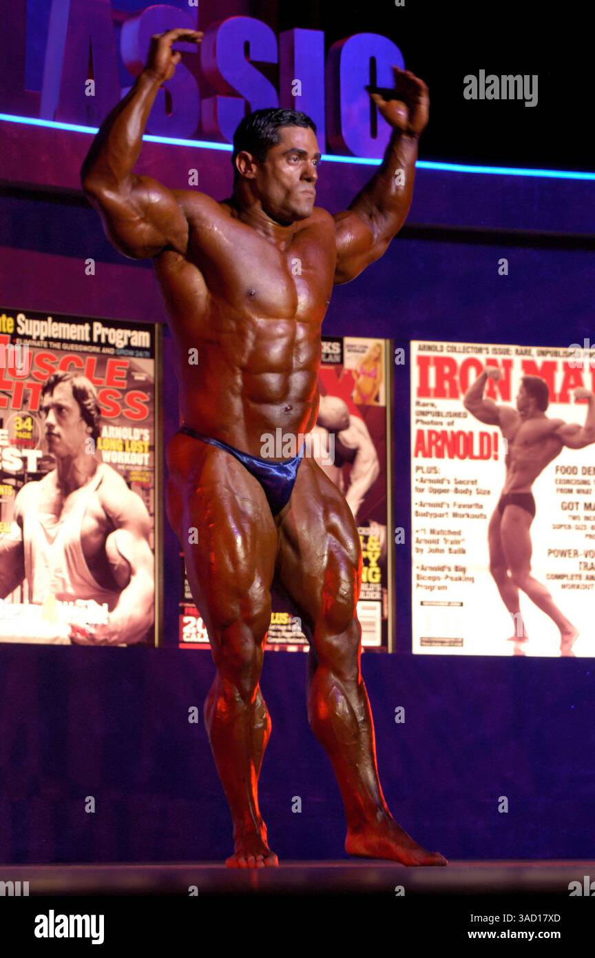 03 marzo 2006 - Columbus, Ohio, USA - Gustavo Badell, di Porto Rico, l'eventuale quarto classificato, posa durante il campionato di bodybuilding Arnold Classic all'Arnold fitness Expo di Columbus, OHIO. Sabato 4 marzo 2006. Forth Place ha qualificato automaticamente Mr. Badell per il Mr. Olympia Championship, che si tiene ogni anno a Las Vegas. L'Arnold Sports Festival, che prende il nome dal governatore della California Arnold Schwarzenegger, è un festival sportivo annuale di tre giorni che ospita 15.000 atleti che competono in 30 discipline, metà delle quali sono sport olimpici, tra cui bodybuilding e fitnes Foto Stock