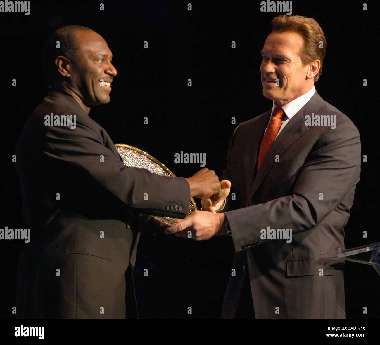 03 marzo 2006 - Columbus, Ohio, USA - il governatore della California Arnold Schwarzenegger si congratula con il suo amico di lunga data, l'otto volte Mr. Olympia, Lee Haney, per il suo Arnold Schwarzenegger Lifetime Achievement Award all'Arnold fitness Expo di Columbus, OHIO. Sabato 4 marzo 2006. L'Arnold Sports Festival, che prende il nome dal governatore della California Arnold Schwarzenegger, è un festival sportivo annuale di tre giorni che ospita 15.000 atleti che competono in 30 discipline, la metà dei quali sono sport olimpici, tra cui bodybuilding, fitness e competizioni di figura, wrestling, arti marziali miste, boxe, fencin Foto Stock