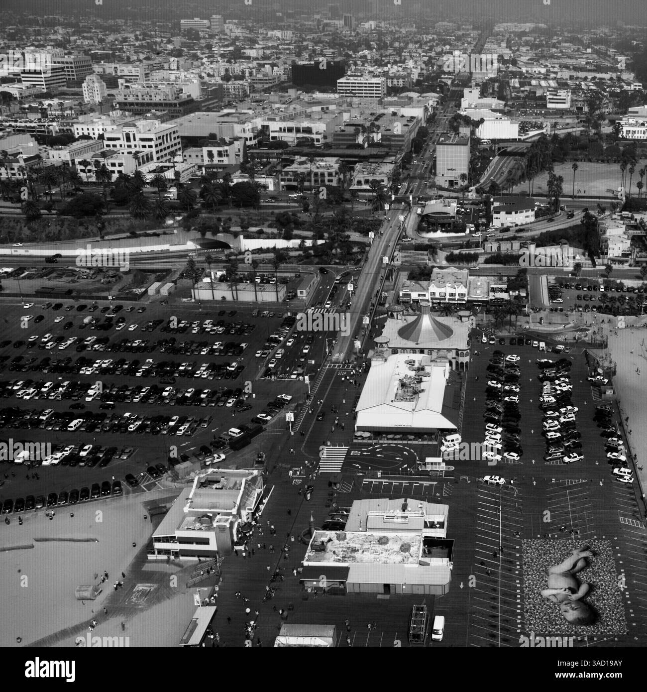 10 marzo 2007 - Santa Monica, California, USA - foto di 6.500 metri quadrati del fotografo d'arte Wim Tellier del neonato Yenno nel parcheggio del molo di Santa Monica, CA, sabato 10 marzo 2007. L'enorme foto, che è già stata esposta in diverse città europee, viene venduta al pubblico in sezioni di metri quadrati e il ricavato andrà alla Fondazione Make A Wish Belgio Fiandre. (Wim Tellier/WPN) (immagine di credito: © Brian Cahn/ZUMAPRESS.com) Foto Stock