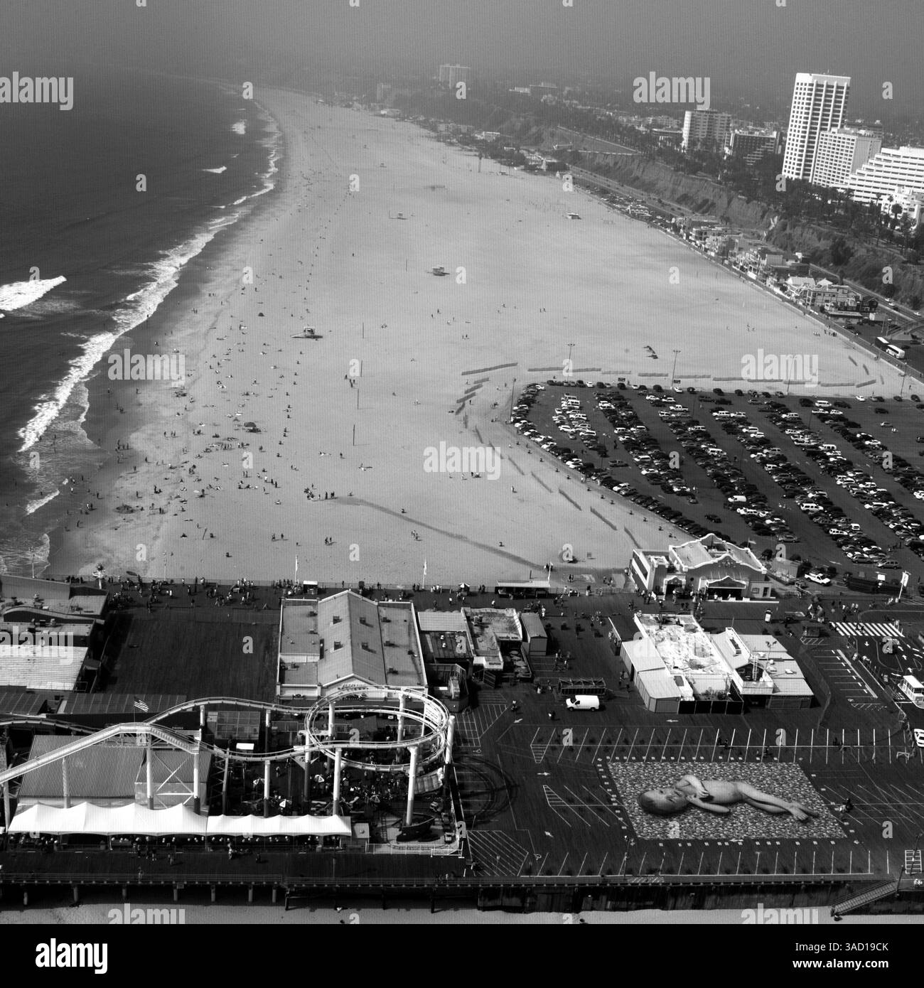 10 marzo 2007 - Santa Monica, California, USA - foto di 6.500 metri quadrati del fotografo d'arte Wim Tellier del neonato Yenno nel parcheggio del molo di Santa Monica, CA, sabato 10 marzo 2007. L'enorme foto, che è già stata esposta in diverse città europee, viene venduta al pubblico in sezioni di metri quadrati e il ricavato andrà alla Fondazione Make A Wish Belgio Fiandre. (Wim Tellier/WPN) (immagine di credito: © Brian Cahn/ZUMAPRESS.com) Foto Stock