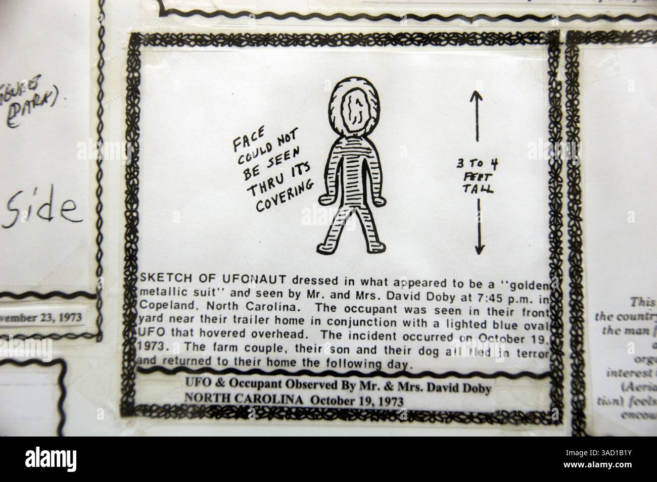 07 lug. 2007 - Roswell, New Mexico, USA - disegno e resoconto di un incontro alieno in mostra al Museo e Centro di ricerca UFO giovedì 5 luglio 2007 a Roswell, New Mexico. ..2007 segna il 60 ° anniversario dell'incidente di Roswell, la presunta scoperta di un disco volante schiantato 30 miglia a nord del centro di Roswell da parte del rancher W.W. ''Mac'' Brazel e il presunto ''insabbiamento''' dell'esercito degli Stati Uniti, che ha ufficialmente etichettato i resti nel sito dell'incidente ''un pallone meteorologico top secret''. ..la festa del Roswell, con una serie di elementi che attraggono il turista e il vero credente Foto Stock
