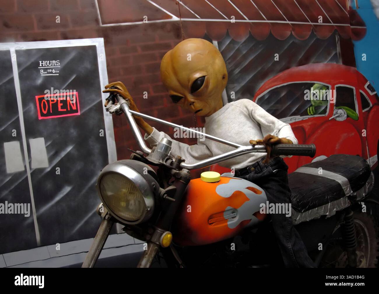 07 luglio 2007 - Roswell, New Mexico, USA - Un diorama alieno fantasioso in mostra in un negozio di souvenir giovedì 5 luglio 2007 a Roswell, New Mexico. ..2007 segna il 60 ° anniversario dell'incidente di Roswell, la presunta scoperta di un disco volante schiantato 30 miglia a nord del centro di Roswell da parte del rancher W.W. ''Mac'' Brazel e il presunto ''insabbiamento''' dell'esercito degli Stati Uniti, che ha ufficialmente etichettato i resti nel sito dell'incidente ''un pallone meteorologico top secret''. Il festival Roswell, con una serie di elementi che attraggono sia il turista che il vero credente, presenta un costume alieno co Foto Stock