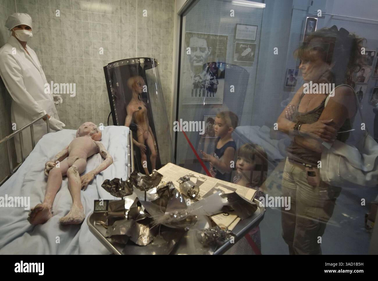 07 luglio 2007 - Roswell, New Mexico, Stati Uniti - i turisti guardano in una mostra di autopsie aliene racchiusa in vetro presso l'UFO Museum and Research Center venerdì 6 luglio 2007 a Roswell, New Mexico. ..2007 segna il 60 ° anniversario dell'incidente di Roswell, la presunta scoperta di un disco volante schiantato 30 miglia a nord del centro di Roswell da parte del rancher W.W. ''Mac'' Brazel e il presunto ''insabbiamento''' dell'esercito degli Stati Uniti, che ha ufficialmente etichettato i resti nel sito dell'incidente ''un pallone meteorologico top secret''. ..la festa del Roswell, con una serie di elementi che attraggono il turista e il vero Belie Foto Stock