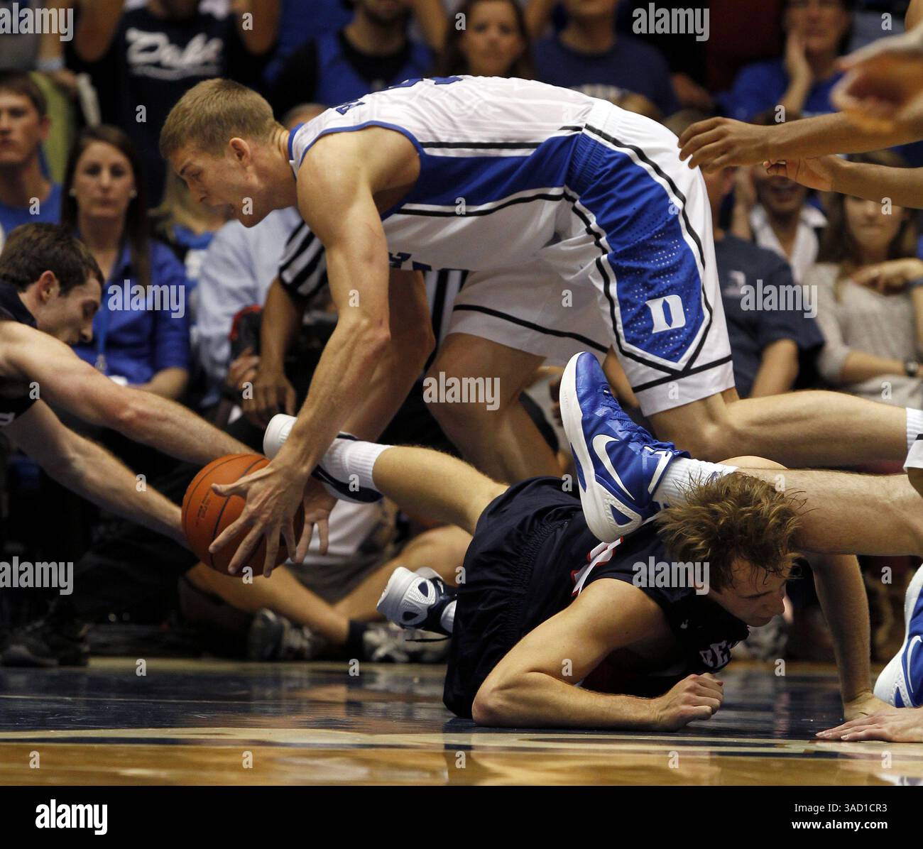 11 novembre 2011 - Durham, North Carolina, USA - l'attaccante Mason Plumlee (5) si presenta con una palla libera contro Belmont, mentre i corpi volano nel primo tempo della partita al Cameron Indoor Stadium di Durham, North Carolina, venerdì 11 novembre 2011. (Immagine di credito: © Chuck Liddy/Raleigh News & Observer/MCT/ZUMAPRESS.com) Foto Stock