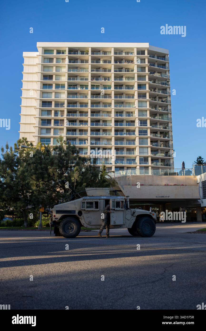 Pacific Palisades, Stati Uniti. 15 gennaio 2025. Un blocco della Guardia Nazionale della zona di evacuazione del fuoco di Palisades nel Pacifico di Palisades, California. Credito: Cedar Michael Barnes/ZUMA Press Wire/ZUMAPRESS.com/Alamy Live News Foto Stock