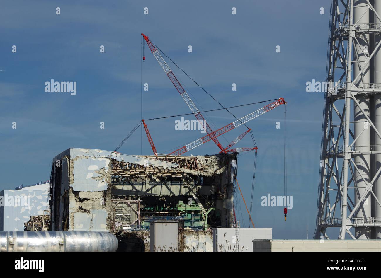12 novembre 2011 - Tokyo, Giappone - la centrale nucleare di Fukushima dai-ichi, in crisi, è visibile attraverso una finestra di autobus a Okuma, Giappone sabato 12 novembre 2011. I media permisero per la prima volta di entrare nella centrale nucleare giapponese danneggiata dallo tsunami sabato vide una scena di devastazione impressionante: Veicoli contorti e rovesciati, edifici di reattori in rovina e mucchi di macerie praticamente intatti da quando l'onda colpì più di otto mesi fa. (Immagine di credito: © David Guttenfelder-Pool/Jana Press/ZUMAPRESS.com) Foto Stock
