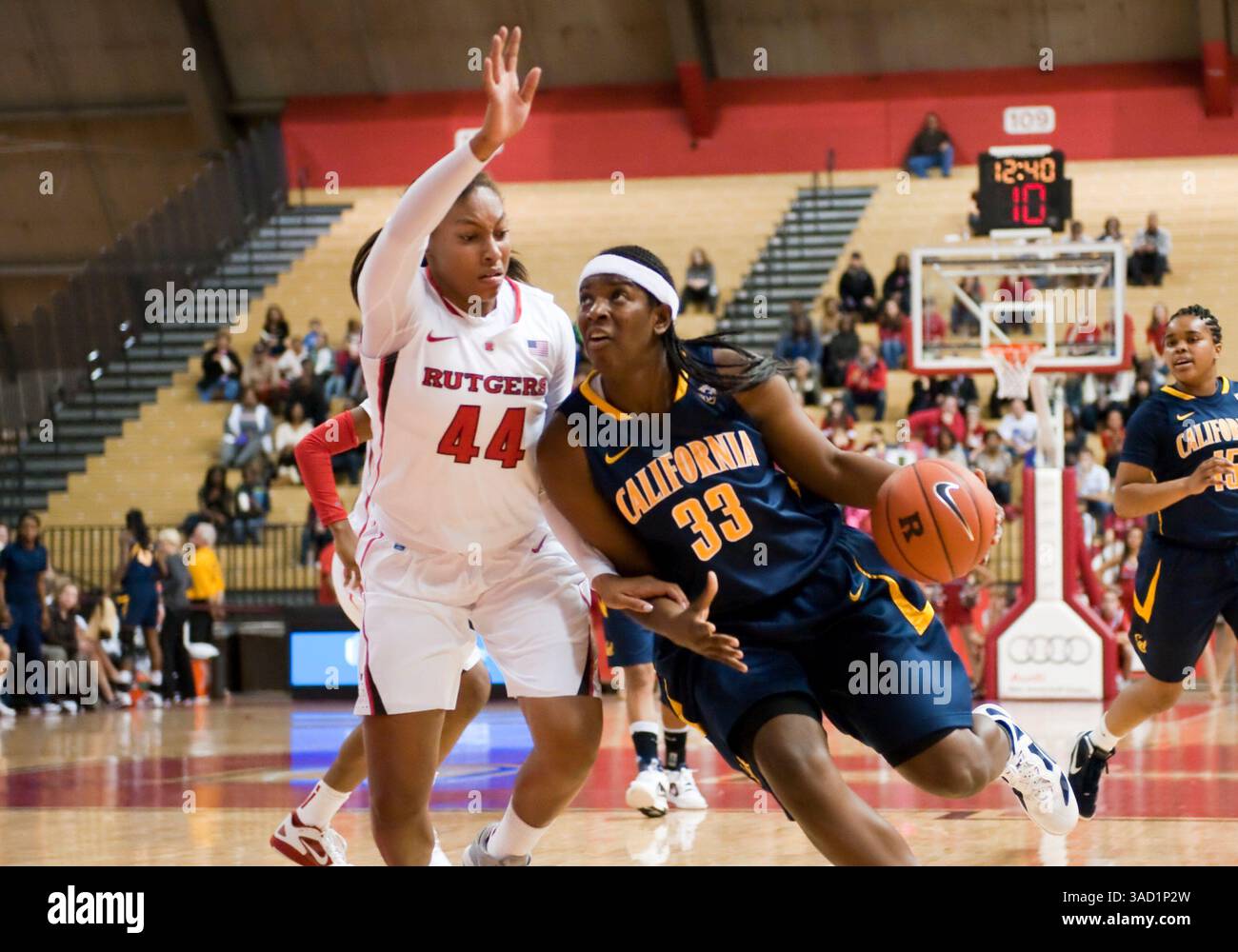 13 novembre 2011: Il centro di Cal, Talia Caldwell (33), si dirige verso il basket nel primo tempo durante una partita non-conference al RAC di Piscataway, New Jersey tra i Rutgers Scarlet Knights e i California Golden Bears. Rutgers ha battuto Cal 73-70.(immagine di credito: © Duncan Williams/Cal Sport Media/ZUMAPRESS.com) Foto Stock