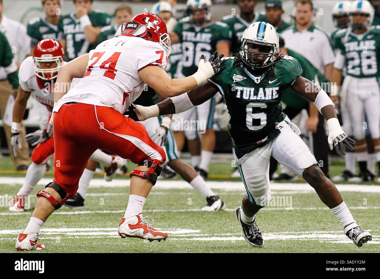 10 novembre 2011: Il defensive end Tulane Green Wave Dezman Moses n. 6 si precipita contro gli Houston Cougars, l'offensive linesman Rowdy Harper n. 74 durante la prima metà della partita di football NCAA tra gli Houston Cougars e i Tulane Green Wave al Mercedes-Benz Superdome di New Orleans, Louisiana. (Immagine di credito: © Jonathan Bachman/Cal Sport Media/ZUMAPRESS.com) Foto Stock