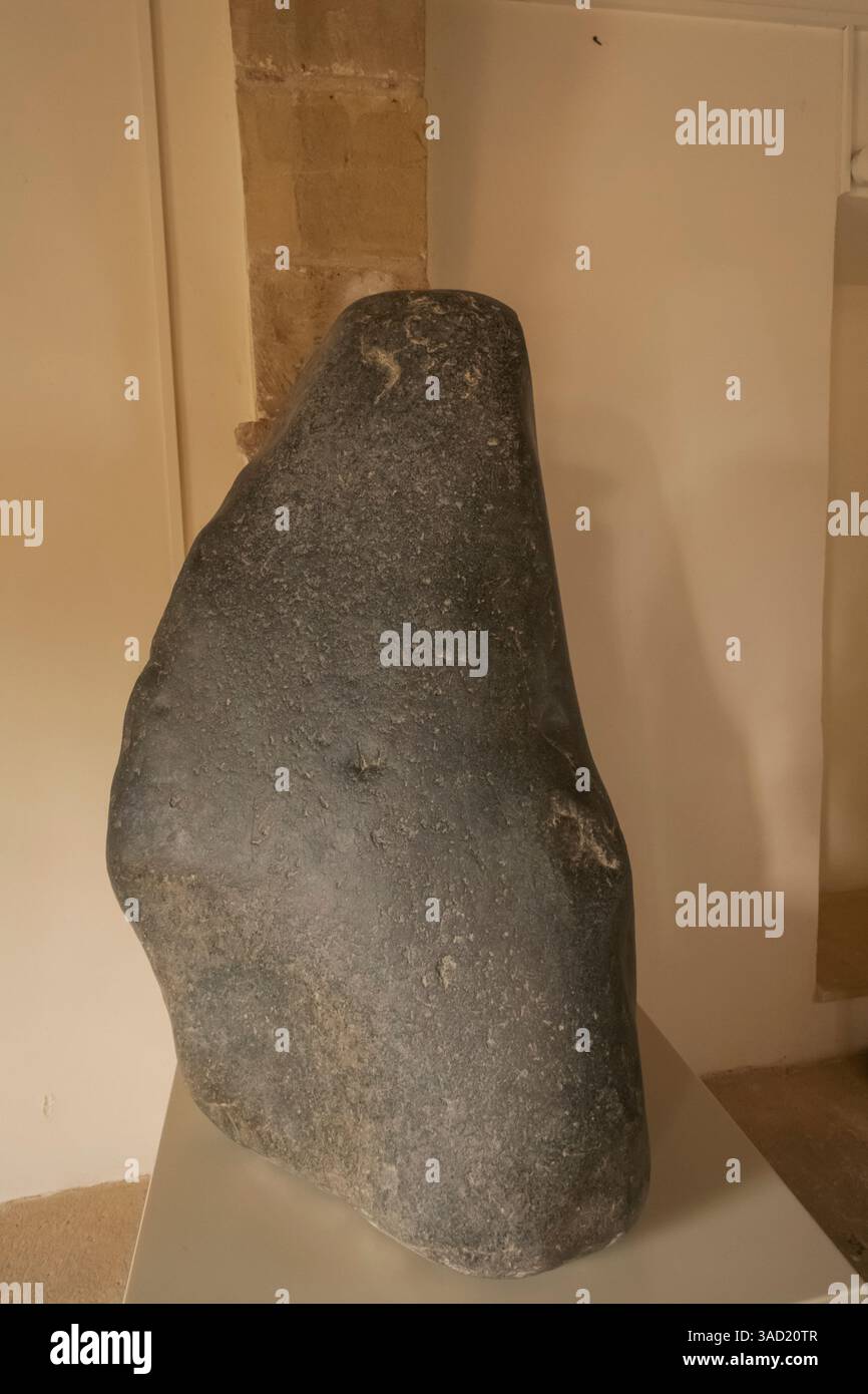 Cipro, Paphos, Kouklia, Palaepafos, santuario e museo di Afrodite, esposizione di pietra Sacra (Baetyl) il simbolo del culto di Afrodite Foto Stock